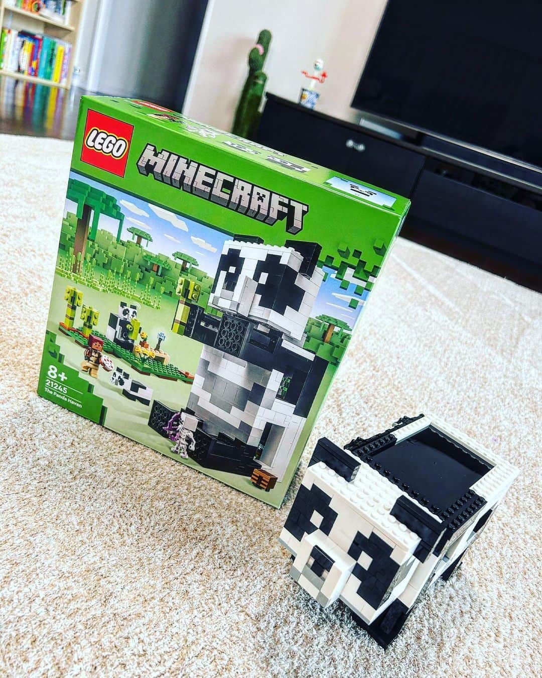 JOYのインスタグラム：「LEGO×MINECRAFTのパンダ完成させた🐼👍 作り始めると時間忘れて集中しちまう。笑 娘のはーちゃんが大喜びしてくれて何よりです🙆‍♂️  #LEGO #MINECRAFT #PANDA #マイクラ #マインクラフト #パンダ #レゴ @legojapan_official」
