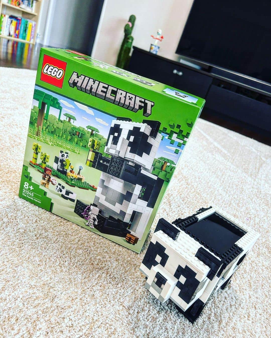 のインスタグラム：「LEGO×MINECRAFTのパンダ完成させた🐼👍 作り始めると時間忘れて集中しちまう。笑 娘のはーちゃんが大喜びしてくれて何よりです🙆‍♂️  #LEGO #MINECRAFT #PANDA #マイクラ #マインクラフト #パンダ #レゴ @legojapan_official」