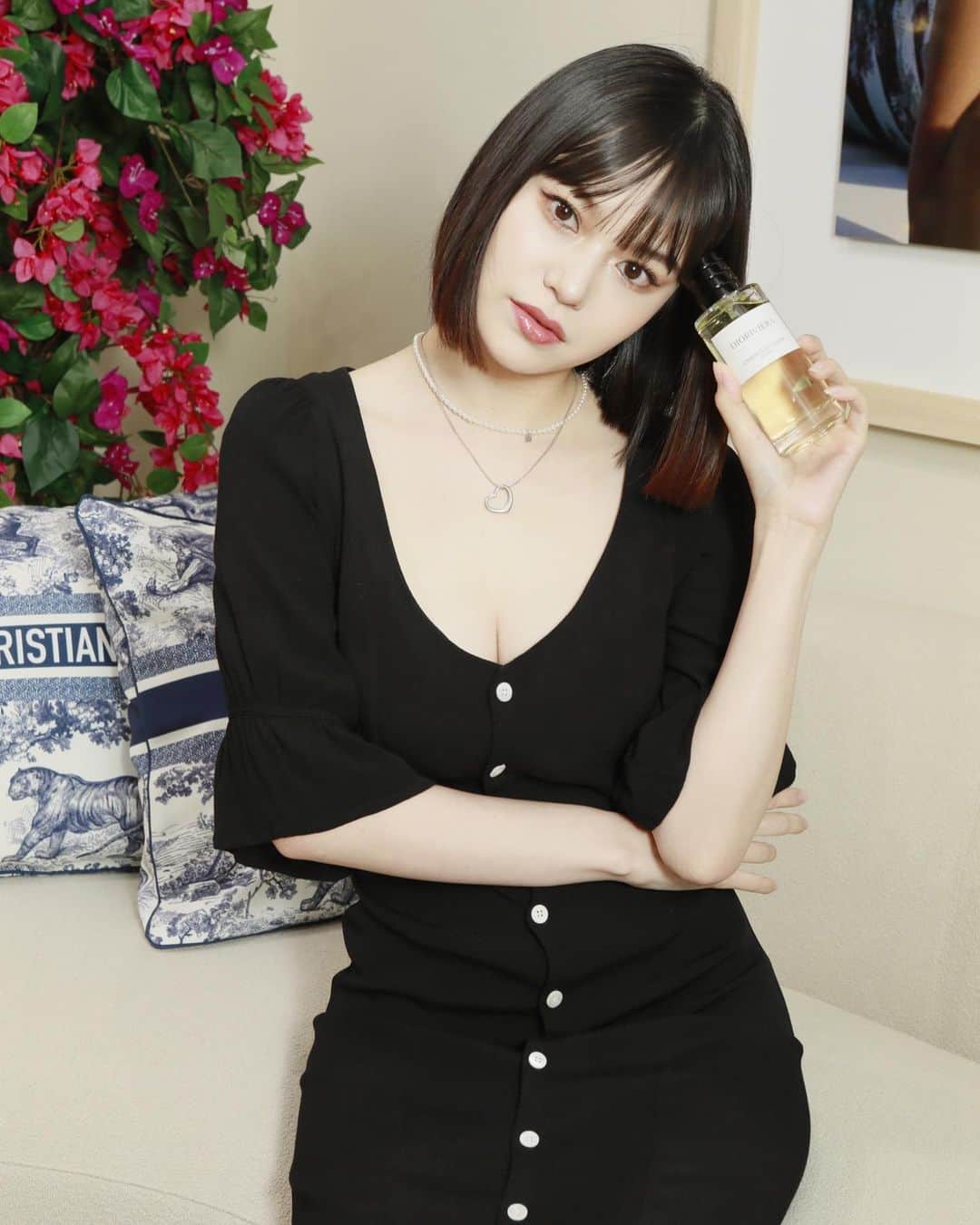 野崎智子のインスタグラム：「DIOR♦️ LE JARDIN DIORIVIERA . 新作の香水"ディオリビエラ" イチジクとローズの香りで毎日つけたくなる香り🫶🏻🤍 @DIORBEAUTY #ルジャルダンディオリビエラ  #LEJARDINDIORIVIERA #SUPPORTEDBYDIOR #メゾンクリスチャンディオール」
