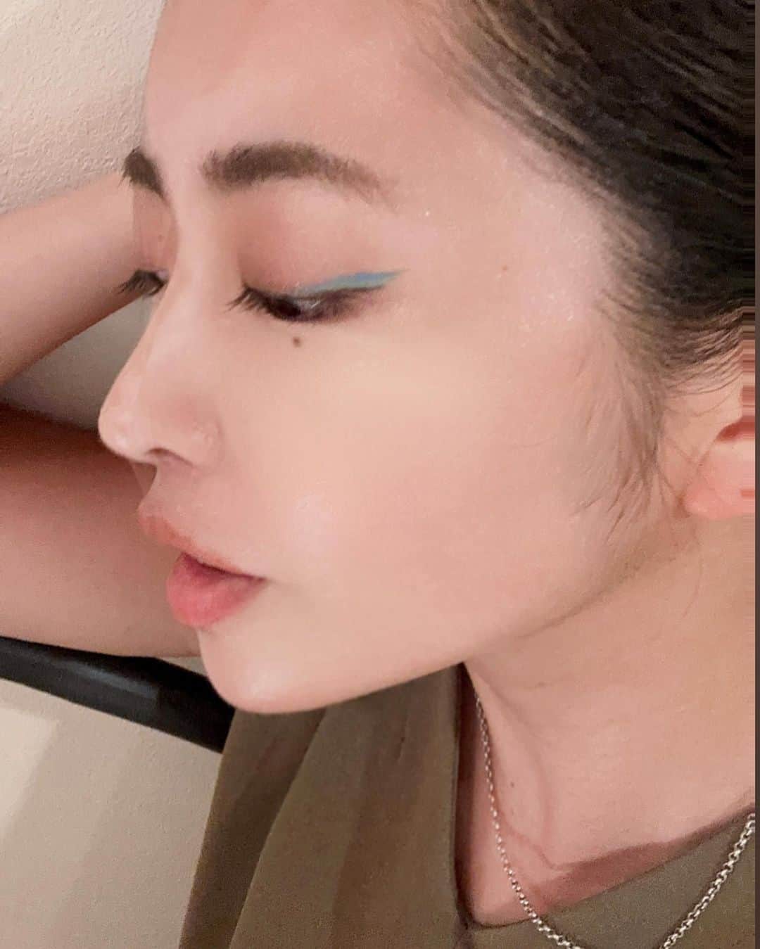 YU-Aさんのインスタグラム写真 - (YU-AInstagram)「はろはろー👽  究極に珍しくメイクの投稿💄w  #ブルーライン ネイルも青。 今私、青気分なのかな💙？  #YUA #make #makeup #eyeline #blue」6月7日 20時19分 - yua_official