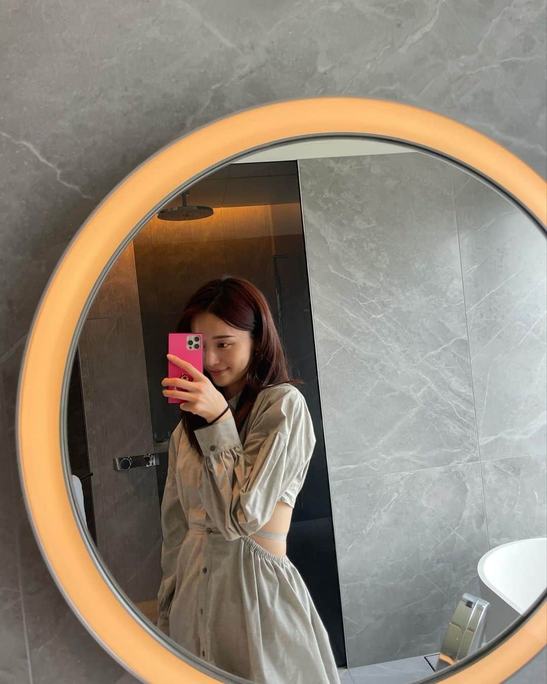 優木望未のインスタグラム：「🦭と進撃の巨人を撮る観光客の方達」