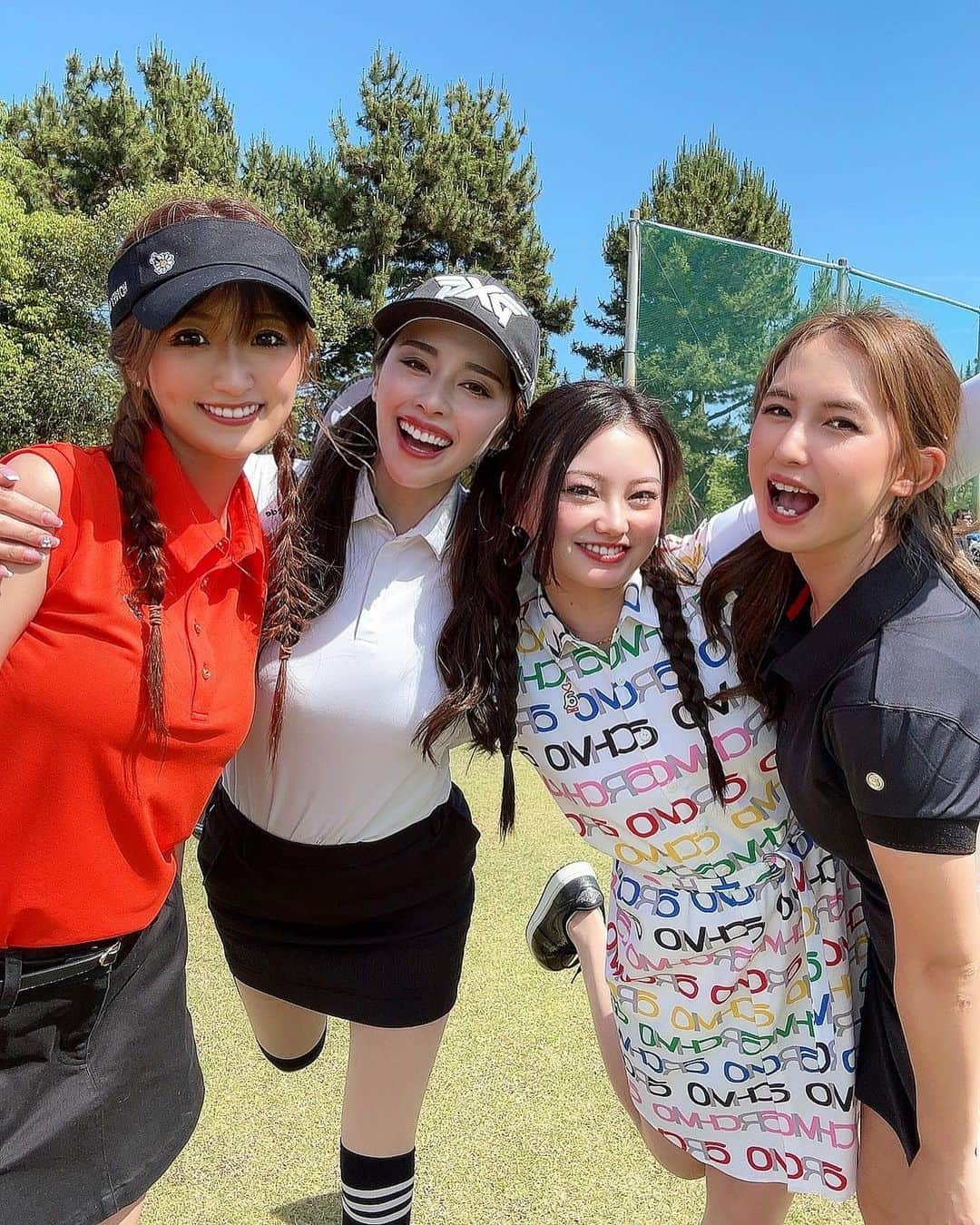 ミカのインスタグラム：「❤︎ ゴルフカフェ四ツ橋⛳️GIRLS❤️ たのしくなって、片足上げてルンルン♬  5周年コンペは、琵琶湖レークサイドでした♡ 乗り入れ可能で、すいすい〜楽しかった😋  ガールズ、私以外みんな80台だよ？すごくない？❤︎❤︎ のんびーり追いかけるので待ってて🐢笑  あんみこ姫がカワイイって言ってくれた 表彰式の時の写真も載せてみた📸 ２０位なのにティファールGETしたんだよ❤️  来月もとっても楽しみ⛳️  ⛳️ @biwakolake   #ゴルフ場#ゴルフカフェ四ツ橋#ゴルフコンペ#ゴルフウェアレディース#ゴルフ女子#サンバイザー#ゴルフ女子#ゴルフスクール#ゴルフスクール大阪#ゴルフ女子コーデ#ゴルフレッスン#琵琶湖レークサイドゴルフコース#琵琶湖#滋賀ゴルフ#滋賀県#pxg#honeymargaret#golfgirl#archivio#ゴルフ仲間#ゴルフラウンド」