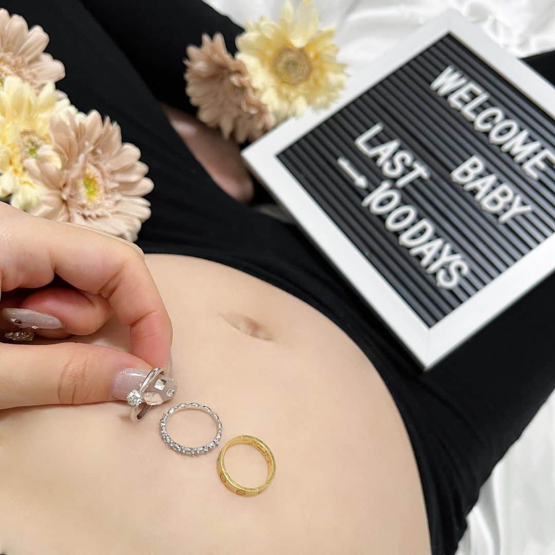 SUZUのインスタグラム：「👶🏼🌼  " 𝐋𝐚𝐬𝐭 𝟏𝟎𝟎𝐝𝐚𝐲𝐬❤︎ "  あっという間に100日きった！！ ２人目ってホンマに何もかも一瞬すぎる👶🏼  何事もなく無事育ってくれてありがとう♥ 出産までママのお腹の中で のんびりと元気に育ってください☺︎  妊娠後期は動くのも大変になるから 早めに出産準備していかなければ☁️  #マタニティライフ#マタニティフォト #マタニティ#マタニティフォトセルフ  #妊娠#妊娠記録#女の子ママ#姉妹ママ #思い出#妊婦生活#出産まで残り100日 #last100days#👶🏼#🤰🏼#🌼」