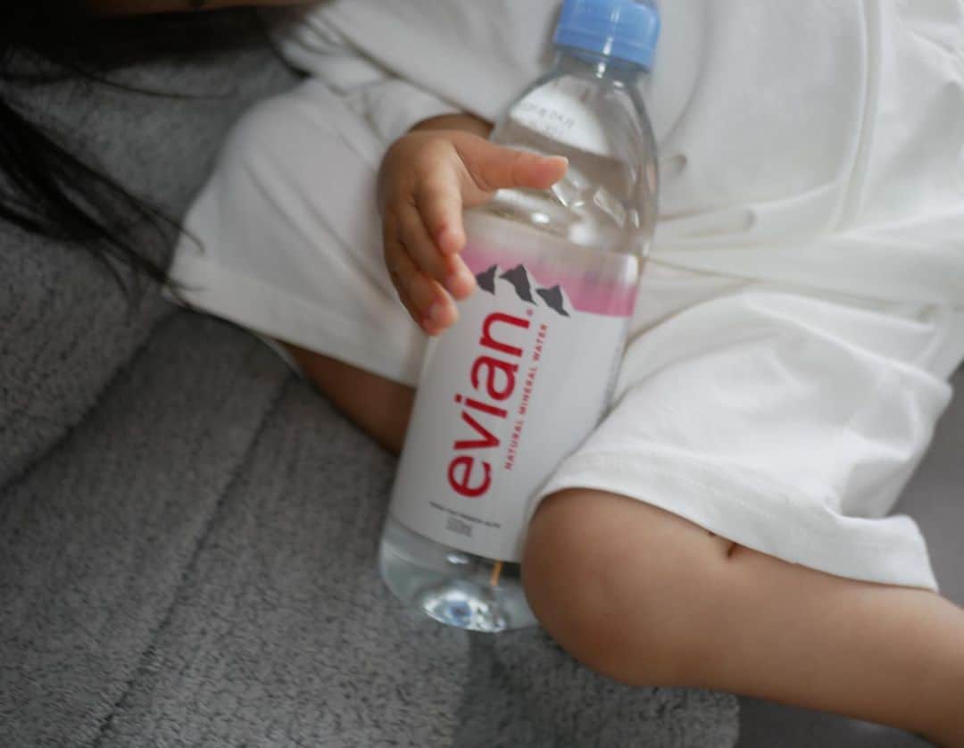 ARISA（和田有沙）さんのインスタグラム写真 - (ARISA（和田有沙）Instagram)「毎日お水を2ℓは飲む✌︎ その中でもよく手に取るエビアン。  evianから素敵なキャンペーンが始まるよ！ (賞品がとっても豪華なので最後まで見てね🥺)  心身が満たされる至福のひととき、フランスの名門スパ「エビアンスパ」を東京で体験できるチャンス🥺🇫🇷  キャンペーン詳細はこちら💁‍♀️  【2023年5月1日（月）～6月15日（木）】  ①エビアンジャパンのLINE公式アカウントを友だち追加  ②キャンペーンサイトからクイズに回答🎪  ③そして最後に応募  ⭐️賞品⭐️  👑Evian SPA Tokyo ミネラルフェイシャル＆ボディトリートメント コース 90分ㅤㅤㅤㅤㅤㅤㅤㅤㅤㅤㅤㅤㅤ 👑Evian SPA ギフト商品（タオル・トートバッグ）ㅤㅤㅤㅤㅤㅤㅤㅤㅤㅤㅤㅤㅤ ㅤㅤㅤㅤㅤㅤㅤㅤㅤㅤㅤㅤㅤ 👑パレスホテル東京宿泊（1泊）ㅤㅤㅤㅤㅤㅤㅤㅤㅤㅤㅤㅤㅤ 👑フランス料理「エステール」ディナーコース  #エビアン #evian #evianwater＃エビアンジャパン #ヘルシー #エビアンとヘルシー体験 #プレミアム #ヘルシーな自分を呼び覚ます #ミネラル #硬水 #美容 #健康#ウェルネス#水分補給#pr」6月7日 20時15分 - wadaarisa