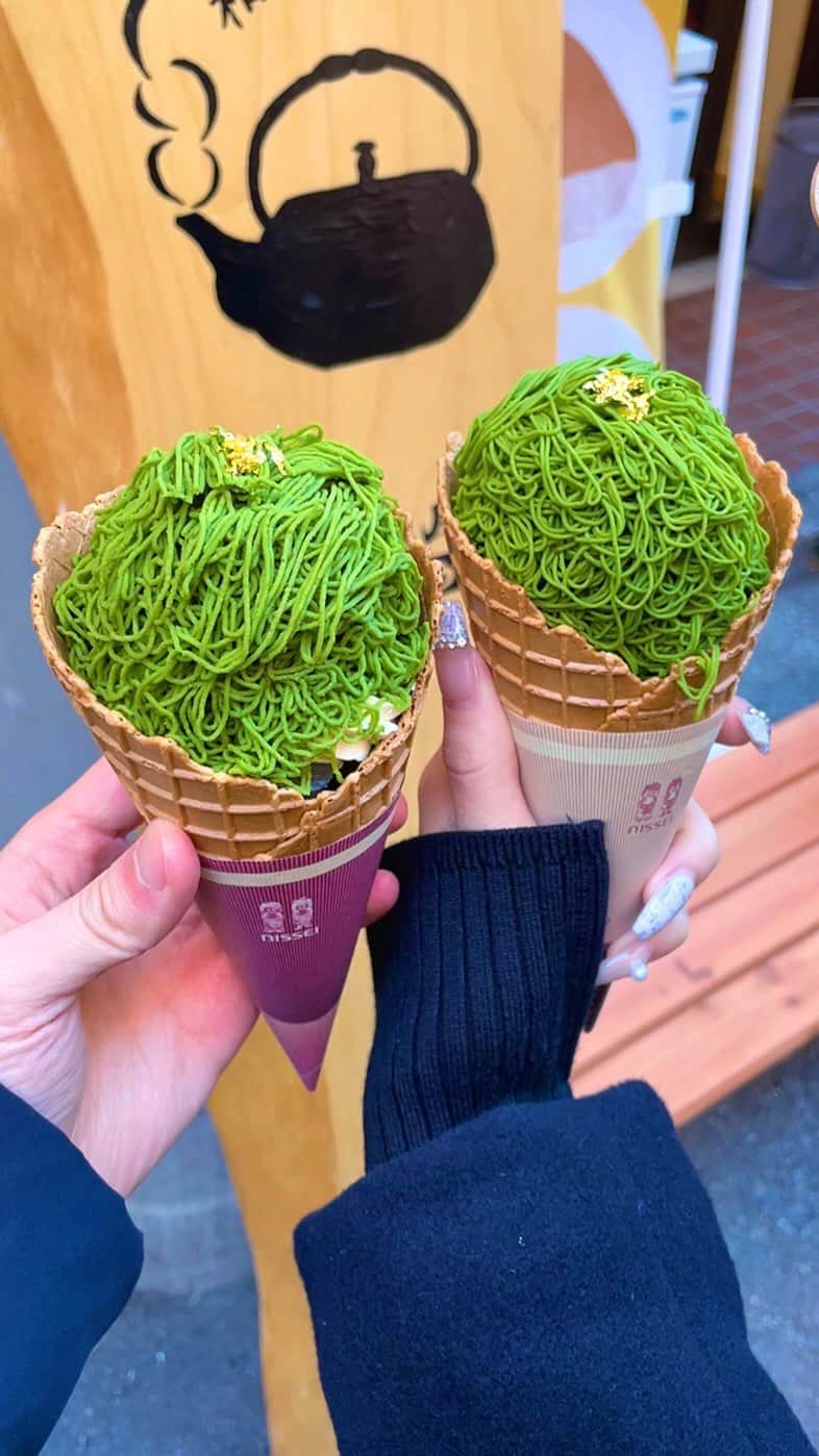 ゆうとグルメのインスタグラム：「東京浅草食べ歩きグルメまとめ8選🍵  ①【#茶々工房ふたつめ】和栗抹茶モンブラン 1400円 ㅤㅤㅤㅤㅤㅤㅤㅤㅤㅤㅤㅤㅤ ②【#壱乃屋】黒毛和牛レアステーキ重 2000円 ㅤㅤㅤㅤㅤㅤㅤㅤㅤㅤㅤㅤㅤ ③【#たこの鳴き声】巨大エビせん 800円 ㅤㅤㅤㅤㅤㅤㅤㅤㅤㅤㅤㅤㅤ ④【#浅草クレープつつむ】抹茶とあんこのかき氷 1320円 ㅤㅤㅤㅤㅤㅤㅤㅤㅤㅤㅤㅤㅤ ⑤【#浅草うなな】鰻おにぎり 600円 ㅤㅤㅤㅤㅤㅤㅤㅤㅤㅤㅤㅤㅤ ⑥【#浅草八十八】抹茶エスプーマラテ 1050円 ㅤㅤㅤㅤㅤㅤㅤㅤㅤㅤㅤㅤㅤ ⑦【#東京カレーパン】のびーるチーズカレーパン 500円 ㅤㅤㅤㅤㅤㅤㅤㅤㅤㅤㅤㅤㅤ ⑧【#おいもやさん興伸】蜜たっぷり大学芋 500円 ㅤㅤㅤㅤㅤㅤㅤㅤㅤㅤㅤㅤㅤ どれが1番食べてみたい🍵🥩🦐🍧🍙？？？  ㅤㅤㅤㅤㅤㅤㅤㅤㅤㅤㅤㅤㅤ #浅草グルメ #浅草カフェ #浅草 #asakusa #instafood  #東京グルメ #東京カフェ #カフェ巡り #カフェ好きな人と繋がりたい #ごはん記録 #おいしい #抹茶 #matcha #チーズ #cheese #tokyo #japantrip #japantravel #東京観光 #東京旅行」