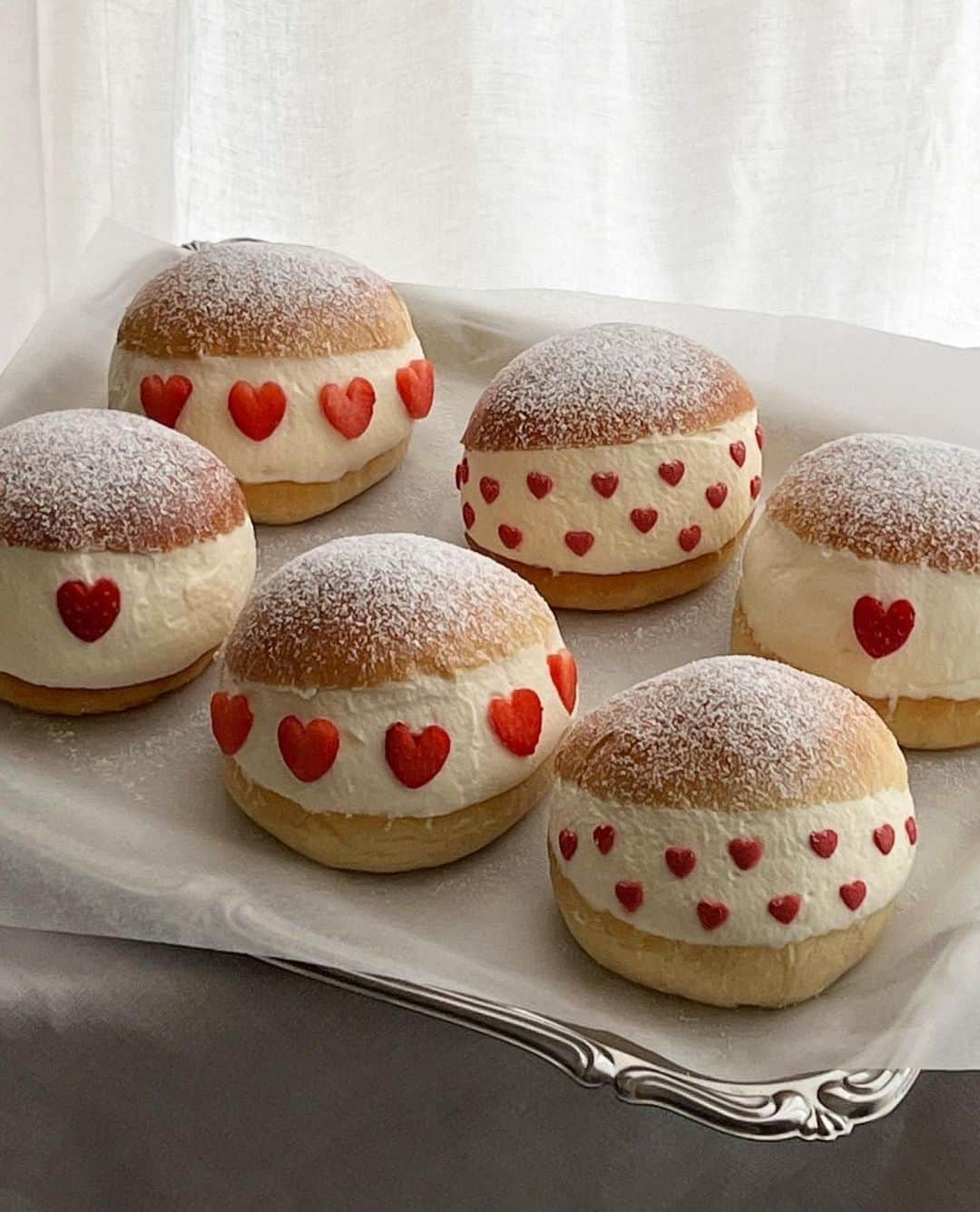 frankie magazineのインスタグラム：「love buns ~ snapped by @celineyrs」