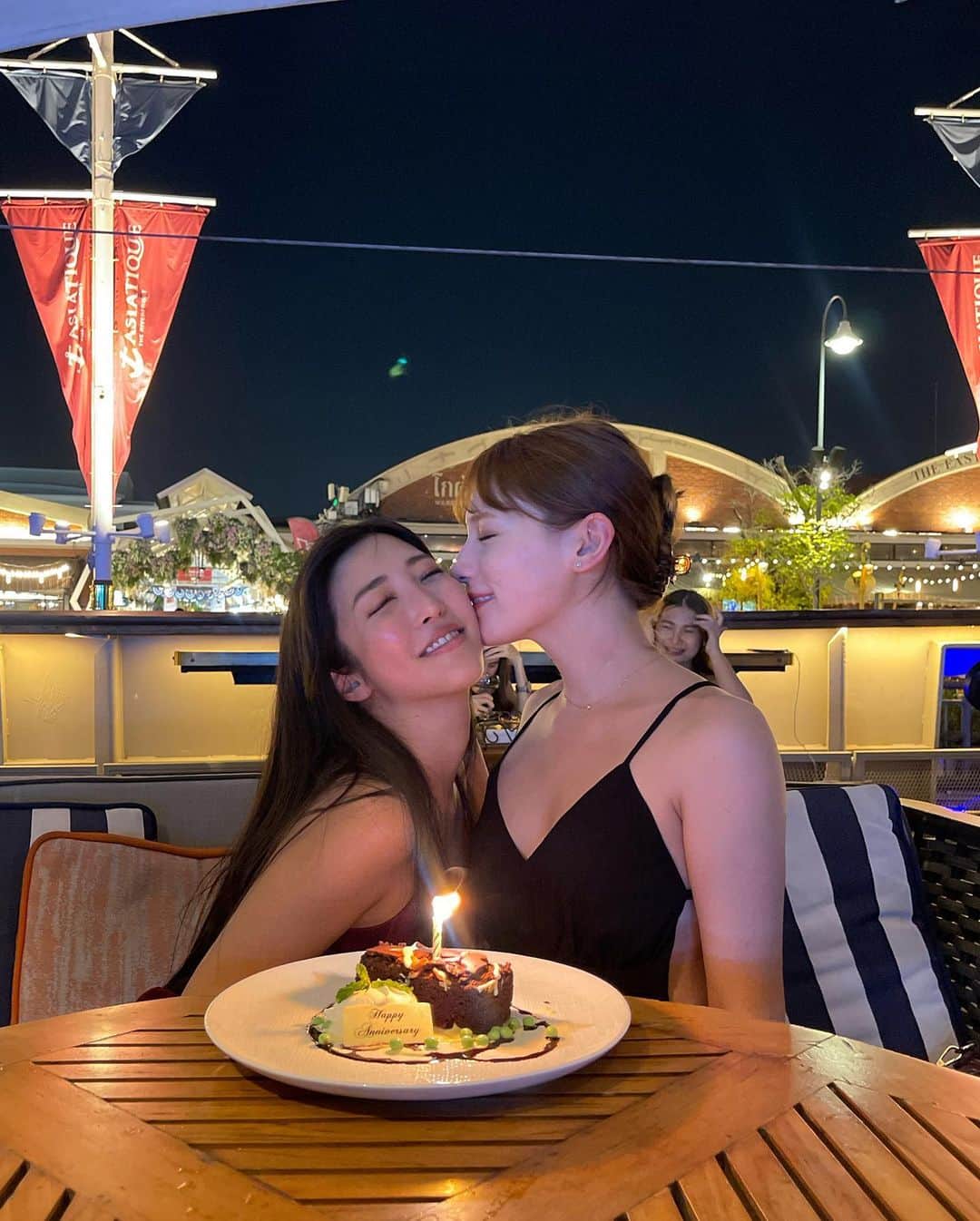 アシュリー千帆さんのインスタグラム写真 - (アシュリー千帆Instagram)「.  Happy Anniversary💗  素敵な船上レストランを予約してくれて さらに可愛いケーキまで🍰💗笑  ありがとうマイハニー💋  美しくて可愛くて面白くて 最高に自慢のマイベストフレンド😎💗  @mizukawasumireworld   1週間の海外旅行もあっという間だったな🥺  たくさん笑って居心地が良くて 最高な旅でした！  何から何までありがとう🥳  .」6月7日 18時45分 - ashli_ch