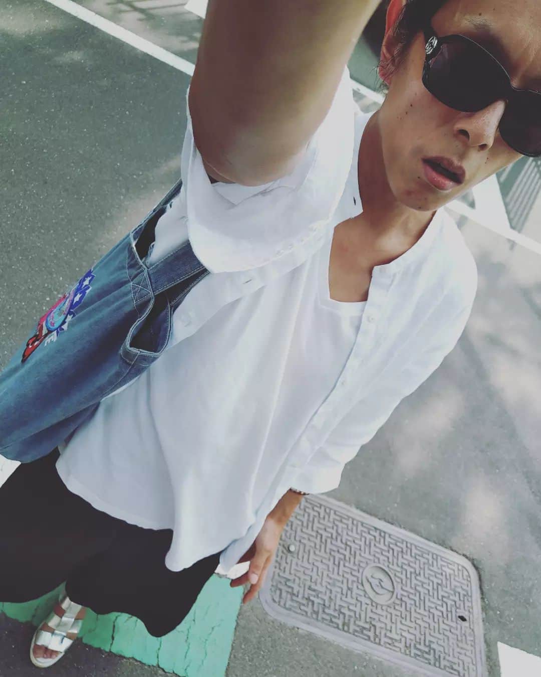 のインスタグラム：「365日ほぼジャージの私 今日はお洒落を(笑)  シャツ＆Tシャツ #無印良品 パンツ #gu  サンダル #zara  ↑トータル9000円コーデ  サングラス #gucci  ↑おそらく一番高い頂きもの」