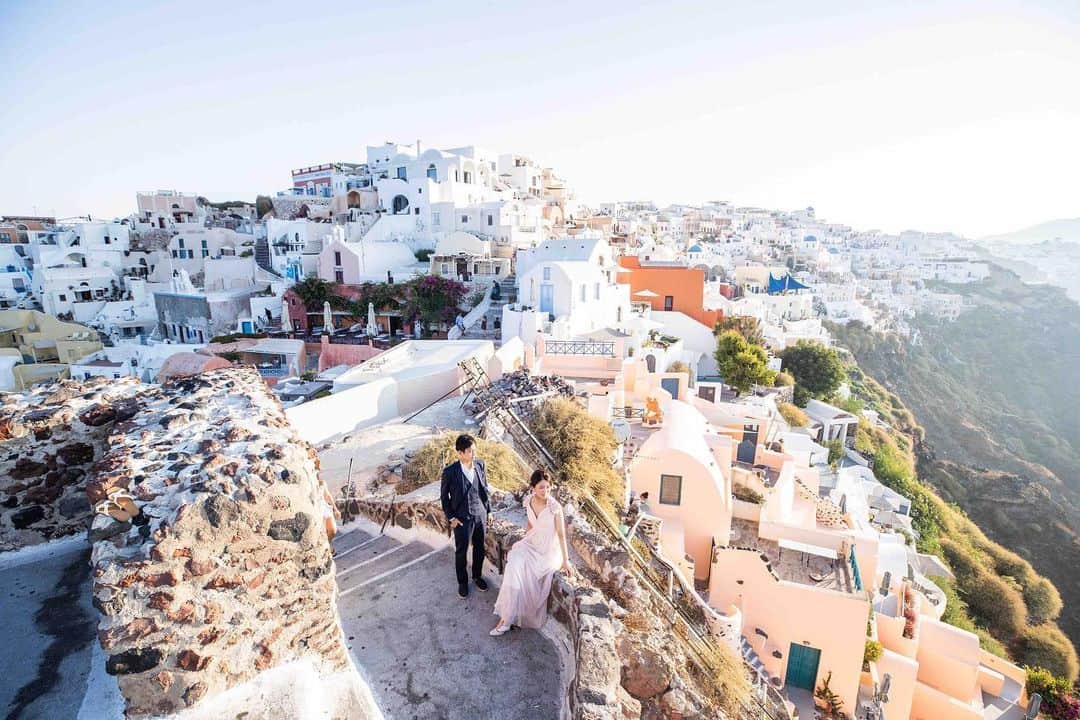 ラヴィ•ファクトリーさんのインスタグラム写真 - (ラヴィ•ファクトリーInstagram)「. 【写真で叶える結婚式】 . ＼旅行好きなおふたり必見／ 実はギリシャでもウェディングフォトが叶うんです✨  世界を旅行している私服フォトから 壮大な星空が輝くナイトフォトまで💫🌛 . —————— ラヴィファクトリー: @world_location_photowedding AREA:Greece —————— @laviefactoryをフォローして #laviefactory #ラヴィファクトリー のハッシュタグをつけて お写真を投稿してみてくださいね✳︎ . こちらの公式IG（@laviefactory） で取り上げさせていただきます✨ . 思わず笑顔になれるハートのある 「家族写真」はラヴィクルール* >>>@laviecouleur_official . #wedding #weddingphotography #photo  #ハートのある写真 #instawedding #結婚写真 #ウェディング #ウェディングフォト #撮影指示書 #ロケーションフォト #前撮り#写真好きな人と繋がりたい #フォトウェディング #卒花 #後撮り #ウェディングニュース #前撮り小物 #前撮りフォト #前撮りアイテム #ウェディング撮影 #撮影構図 #前撮りアイディア #撮影指示書 #花嫁コーディネート #ギリシャ #ハネムーン #ヨーロッパ前撮り #ギリシャ前撮り」6月7日 18時48分 - laviefactory