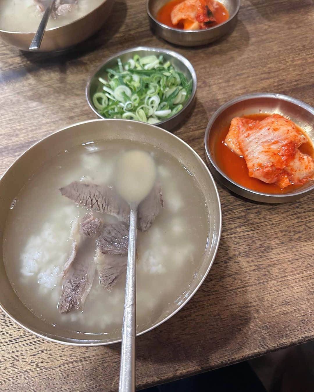 sayocoのインスタグラム：「人生初コムタン🐮🥩🥄 やさしおいしかった☺️🤍 二日酔いの朝に欲しい（笑）  📍河東舘 明洞のオリヤンのフラッグシップショップから すぐのところにあった🙋‍♀️ 最初に入り口のキャッシャーでメニュー見て お会計してから着席スタイル🪑☝️  #韓国旅行#ソウル女子旅 #明洞グルメ#韓国グルメ #河東舘#하동관#コムタン#곰탕 #sayo_trip」