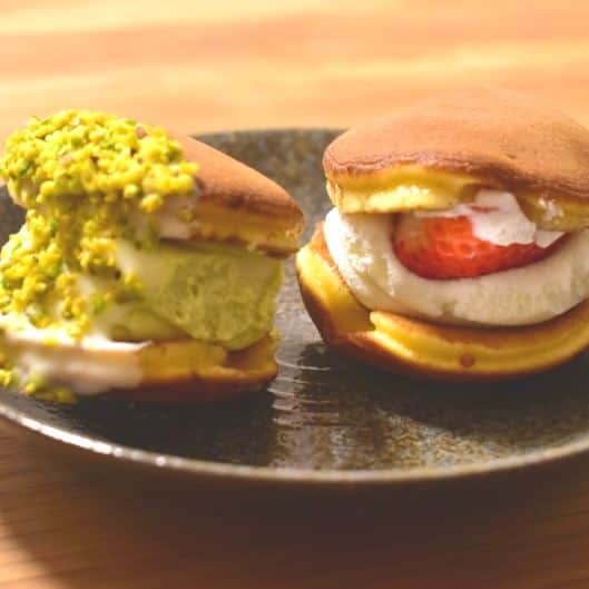のインスタグラム：「うきは市にある大人気のどら焼き専門店「キチココ」  うきは市の観光情報が揃う『観光会館 土蔵（くら）』の中にあるテイクアウトのみのどら焼き専門店✨  営業時間は12時～17時ですが、売り切れ次第閉店なので、早めに訪れるのがおすすめです👌  どら焼きは、常温で販売されている『栗どら』、『つぶあん』のほか、ショーケースの中にも要冷蔵の「どらケーキ」がずらり🤤  『いちご生クリーム』『ピスタチオ』『カラメルプリン』『パリチョコ』など、どら焼きとしては珍しいラインナップです！  うきはを訪れるときは、ぜひよりみちしてみてくださいね♪  お店の詳細はARNEの記事でチェック！ プロフィールからARNEのサイトへ飛べますよ♪ 👉🏻『@arne_gourmet』  ARNEグルメで 福岡の美味しいグルメ情報を毎日配信中！ ぜひお気軽にフォローしてくださいね😉 ___________________________ @yorimiti.blog さんのご紹介です♪  #ARNE福岡 #福岡グルメ#グルメ #福岡カフェ#福岡スイーツ #福岡ごはん#ごはん #福岡カフェ巡り#福岡ランチ #福岡旅行#福岡観光 #福岡#福岡県#fukuoka #カフェ#ランチ#ディナー #グルメ好きな人と繋がりたい #グルメスタグラム #福岡食べ歩き#福岡グルメ部 #福岡めし#福岡ご飯 #福岡好きな人と繋がりたい #うきはグルメ#和スイーツ #どら焼き専門店#福岡スイーツ部 #キチココ」