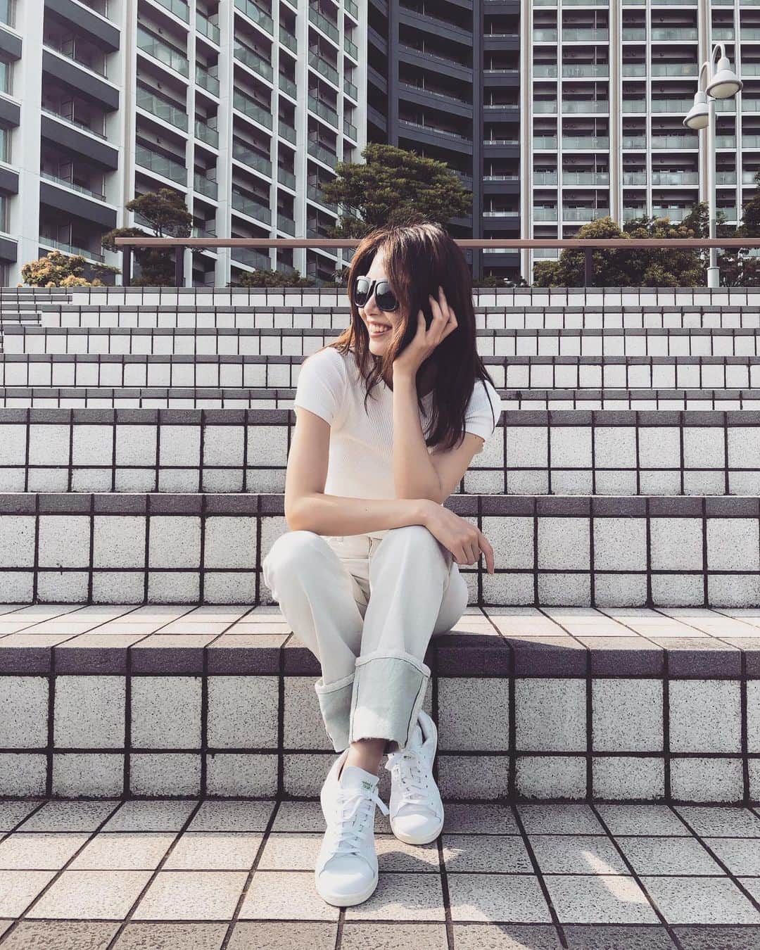 土屋ひかるのインスタグラム：「久しぶりの投稿🤍💚 オールホワイトのワントーンコーデ！ スタンスミスは元々好きで履いていて、カジュアルにもきれいめにも合わせられるから好き👟✨  ソールの中の色が左右で違って、脱いだ時もおしゃれ！ そして紐も3種類ついてるから、色々な着こなしが出来そう🤭✨ いっぱい履こうっと🫧🫧  #stansmith  #minimal #billys #PR #model  #neutralmanagement」