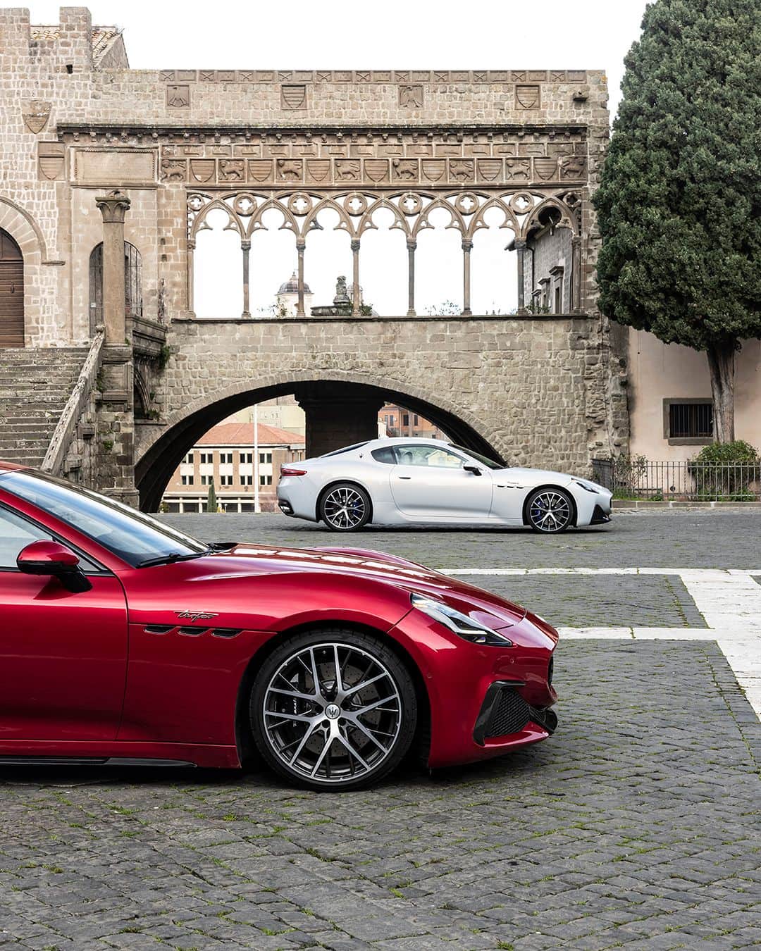 Maserati Japan | マセラティ ジャパンのインスタグラム：「グラントゥーリズモの世界に浸る。心も体もエモーションな世界へ。好奇心で創られたロードマップがあなたを未知の感覚へ導きます。単なる車を超えた存在。��  詳しくはこちら� https://www.maserati.com/jp/ja/models/granturismo  ��#Maserati #マセラティ #MaseratiJapan #マセラティジャパン #GranTurismo #グラントゥーリズモ」