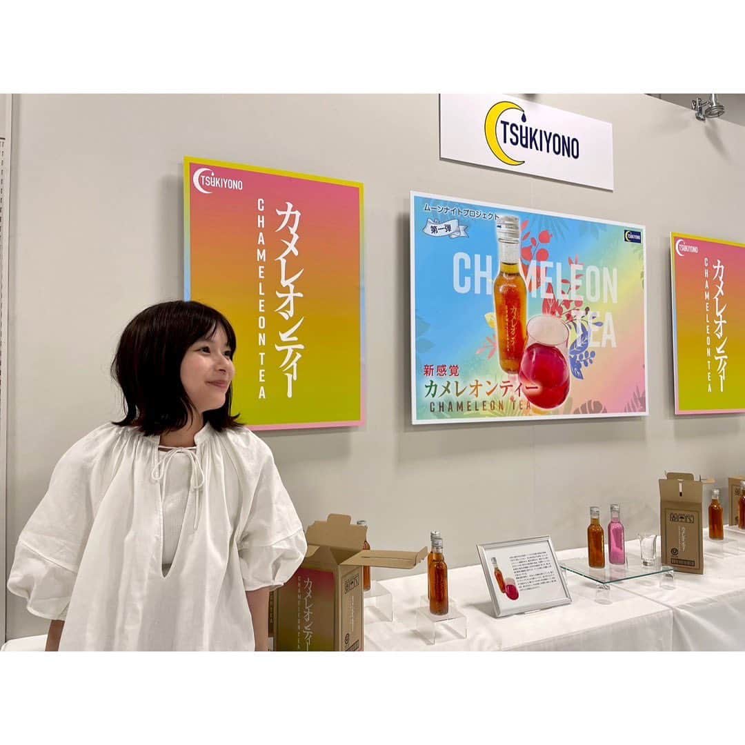 のインスタグラム：「今夜22時から #それパク 第9話の放送です。  ここまでずっとずっとみんなで頑張って作ってきたカメレオンティーが販売中止になってしまうかもしれません。  亜季、北脇さん、熊井さん、又坂さんの知財部をまるっと抱きしめたくなる第9話です。  月夜野ドリンク一致団結して頑張ります。  いよいよ最終回のひとつ前になります。  是非見ていただけたら嬉しいです😌  私もリアタイします！  #それってパクリじゃないですか？」