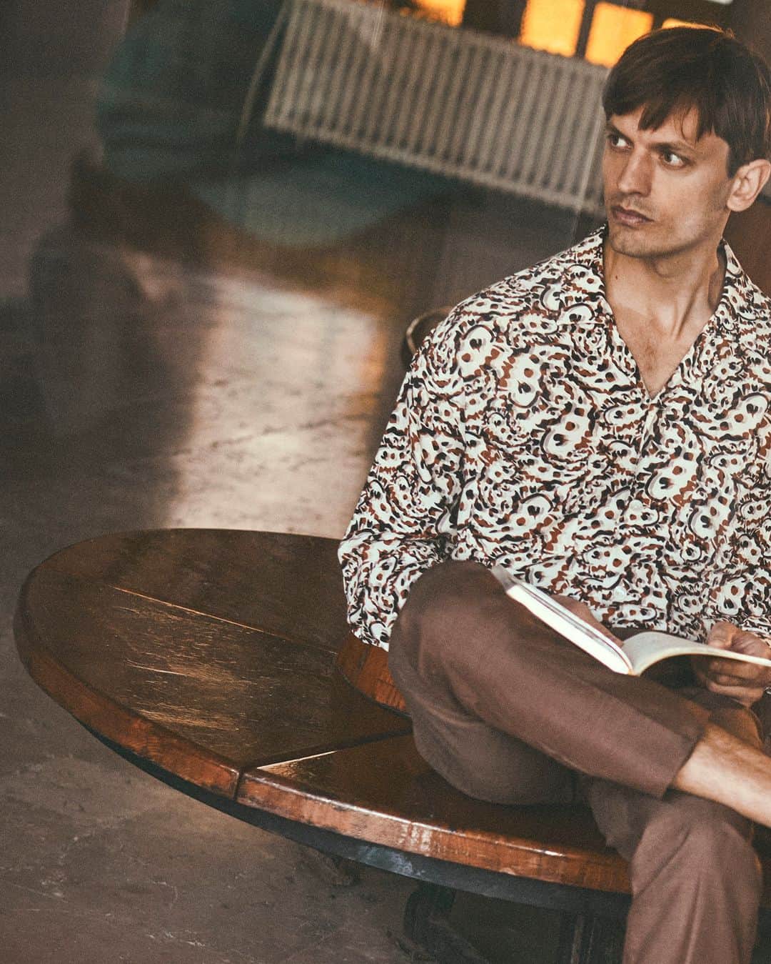 パルジレリのインスタグラム：「Overshirt with exclusive prints featuring the iconic Capri collar: discover how the new garments of the Pal Zileri SS23 collection were born “Across the Bosphorus” on palzileri.com   #PalZileri #PalZileriSS23 #EffortlessAttitude」
