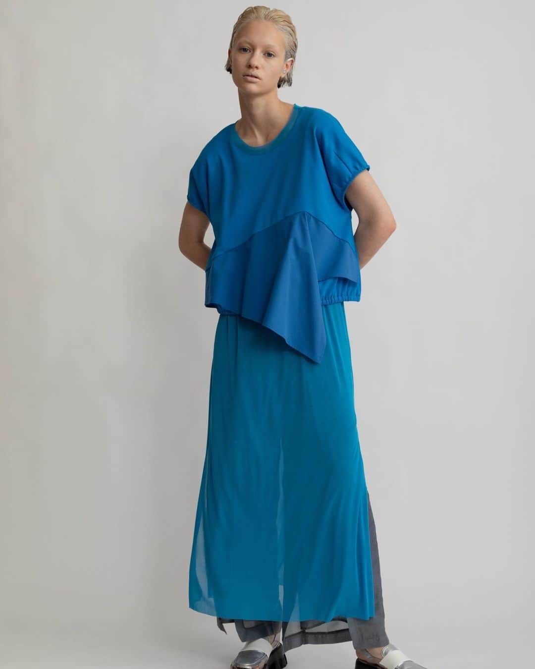 AULA AILAのインスタグラム：「【2023 HIGH SUMMER COLLECTION】  TACK PEPLUM ONE PIECE COLOR BLUE SIZE 0 ¥20,900  トップスとスカートを合わせたようなワンピース。 レイヤードしたスカート部分にはパワーネットチュールを使用して、シアー感と軽さを出し、夏らしい涼しげな印象。  スカート部分の透け感を生かして、パンツやレギンスとレイヤードしたスタイリングもおすすめです。 動きに合わせてサイドのスリットからボトムが覗くのもポイント。  ✔️AULA AILA OFFICIAL WEB STOREにて HIGH SUMMER COLLECTIONアイテム展開中！」
