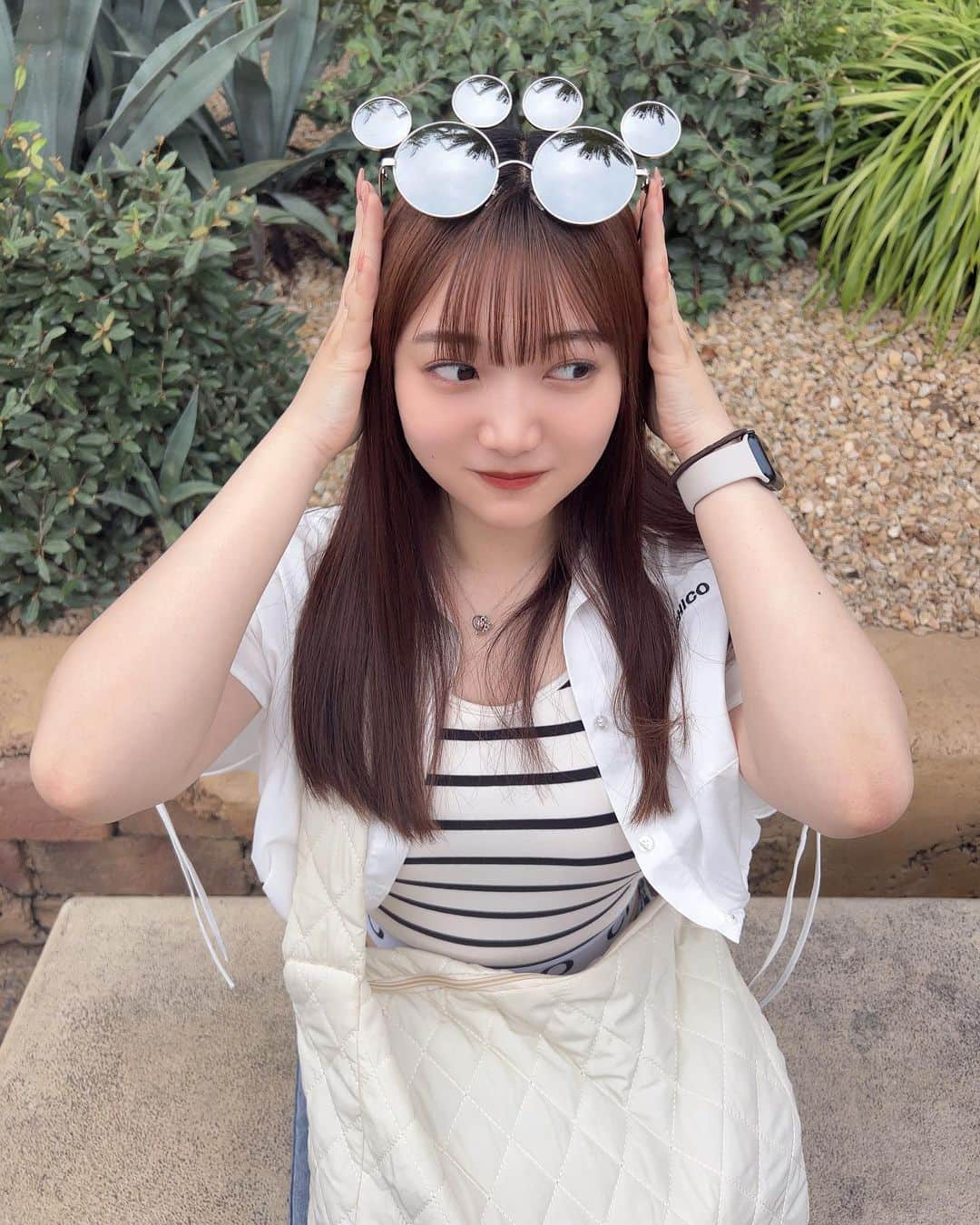 薄倉里奈のインスタグラム：「. . 写真スライドするにつれサングラスが下がってるよ」