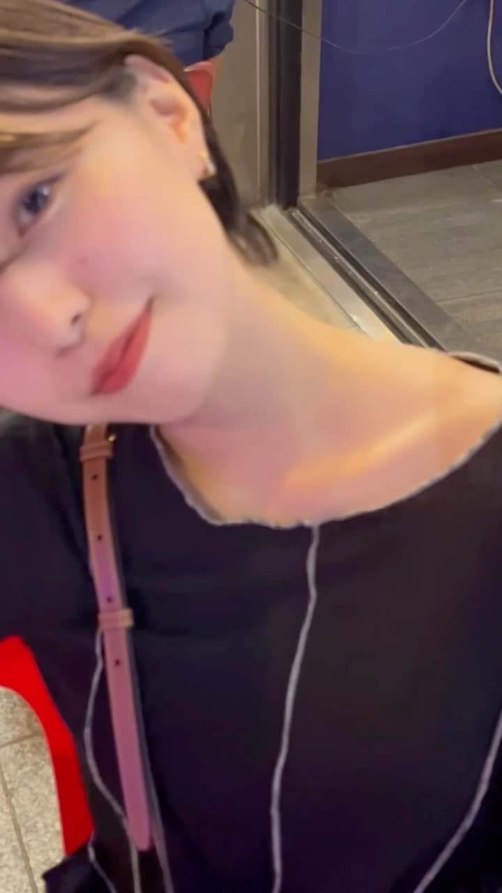 MIORIのインスタグラム：「マッコリの器ほんとにこれで合ってる？？？？？ってめちゃくちゃ他のお客さんの様子見てた  #明洞#韓国グルメ#韓国旅行#韓国#韓国料理屋」