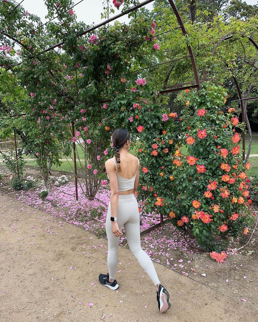 のインスタグラム：「【Thank you @marinakann0 】  環境配慮型素材を使用したGREEN MATERIALウエアをDANSKINアンバサダーのリアルクローズとともにご紹介。  海外を拠点に活躍するバレエダンサー菅野茉里奈さんが着こなすGREEN MATERIALウエアは"DANSKIN ALLONGE(ダンスキン アロンジェ)"  セカンドスキン(第二の肌)のようにやさしく身体に馴染み、さまざまな動きにもフィットする快適な着心地です。  ───────────────────── 🏷DANSKIN ALLONGE MIDDLE TOP(DC123101) ￥8,800 🏷DANSKIN ALLONGE LEGGINGS(DC223102) ¥13,200  【POINT】 ☑︎ヨガのダイナミックな動きも妨げにくいこだわりのレギンス縫製 ☑︎レギンスのウエストはボンディングでおなかまわりをサポート ☑︎背中が美しくみえるバックデザイン ☑︎縫い付け式インナーカップ付きなので1枚で着用可能 ☑︎街並みに馴染むニュアンスカラー ☑︎UVプロテクト機能付き(UPF50＋、紫外線カット率95%以上)  商品詳細は画像の商品タグをご覧ください。 ─────────────────────  GREEN MATERIALウエアでいつもの暮らしにサステナブルな選択を取り入れてみませんか？🌎  #danskin #danskinjapan #ダンスキン #こころとからだ #わたしを生きる」
