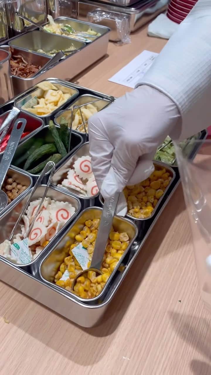 新横浜ラーメン博物館(ramen museum)のインスタグラム：「「あなたは本格派？やばい派ですか？」  RAHAKU SUGOMEN LAB👩🏻‍🔬🍜  種類豊富な具材も勢揃いなので是非ご体験下さい〜！  “Are you classic type or adventurous type?”  RAHAKU SUGOMEN LAB👩🏻‍🔬🍜  We have a wide variety of ingredients for you to try!🍜  #スゴメンラボ #ラー博スゴメンラボ #オリジナルカップラーメン #凄麺 #ラー博 #ラーメン博物館 #ラーメン #ラーメン部 #昭和レトロ #ramen #ramenlover #ramenmuseum #rahakusugomenlabo #ramen」