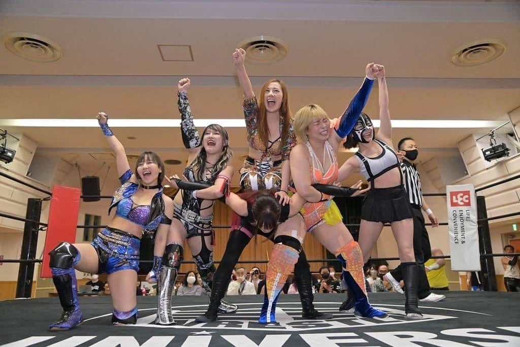 リアラさんのインスタグラム写真 - (リアラInstagram)「We are ganbare joshi prowes!!  Ganbare haruhi san!!  #プロレス#プロレスラー#prowrestling#prowrestler#春日萌花　さん#応援団員#心からありがとう#大好きな人には大好きと伝えよう」6月7日 19時10分 - riaranyan