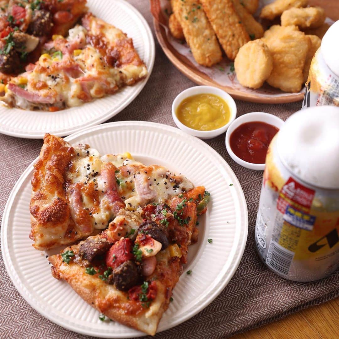 ピザーラのインスタグラム：「【ピザーラが食べたくなったらコメント欄に🍕を書いてね！】  こんばんは！  今日はチートデーにぴったり😍ギルティなお味のメニューをご紹介！  🍕ゲッツ （Pサイズ ¥2,740） 🍕カレーモントレー（Pサイズ ¥2,180）  食べ応え充分なこの2枚！ あまりの美味しさに発売以来、根強いファンの方々が沢山いらっしゃるんです😆  ピザーラでしか味わえないこの満足感❤️‍🔥ぜひ一度試してみてね♪  ------------- ピザーラ公式アカウントでは、PIZZA-LAのお得な最新情報をお届けしています🍕  皆さまもぜひピザーラを食べた際には #ピザーラ#ピザーラお届け のハッシュタグをつけて感想を教えてくださいね✨ お写真をご紹介しちゃうかも？😆 投稿、お待ちしています♪  #ピザ #デリバリー #pizza #deliveryfood #ピザ好き #カレー #カレーモントレー #ゲッツ #チートデー #ダイエット #筋トレ」