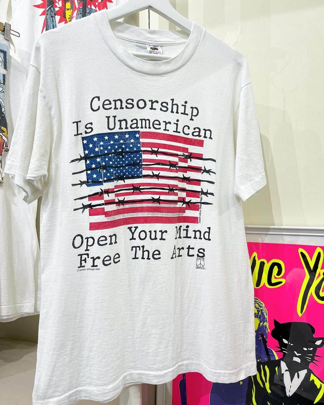 ジャムルのインスタグラム：「1991's　Jasper Johns「Three Flags」 ¥7000+tax(7700) . 90年代製のART系メッセージTシャツ。  注目すべきはグラフィックに使用されたJasper Johnsの「Three Flags」 1958年に描いたアメリカの星条旗を3つ重ねた代表作に有刺鉄線のオーバープリントが 無茶苦茶カッコ良いデザインです！ .  WEB SHOPに入荷しております。 是非ご覧ください。 jammru.com  #お問い合わせはお電話で承ります #jammru#jammru_tee#vintagetshirt #vintagetee#arttee#jasperjohns  #osaka  #fashion  #streetstyle  #streetfashion  #vtg  #vintage  #used  #usedclothing  #古着 #古着屋 #ファッション #70s #80s #90s」
