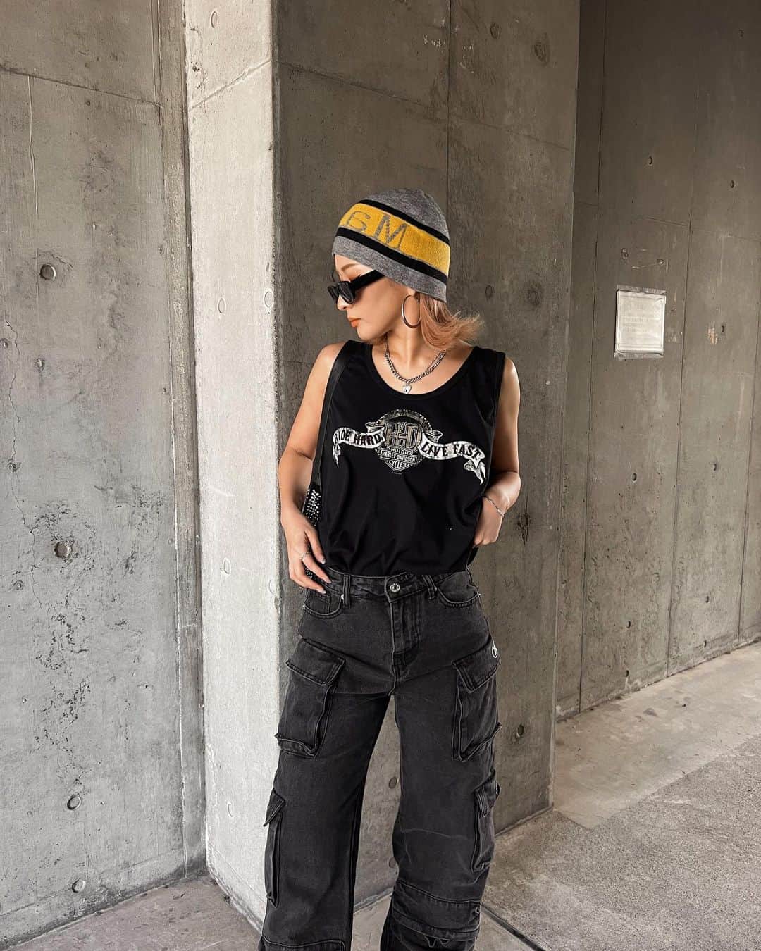 のインスタグラム：「. なんか新宿駅内でやってた古着popupで ふらっと買ったHarleyタンク🤣🤣🖤  #y2k#y2kファッション#韓国ファッション#韓国コーデ#matinkim#harleydavidson#ハーレーダビッドソン#海外ファッション#海外コーデ#古着#古着コーデ#오오티디#데일리룩 #아웃핏」