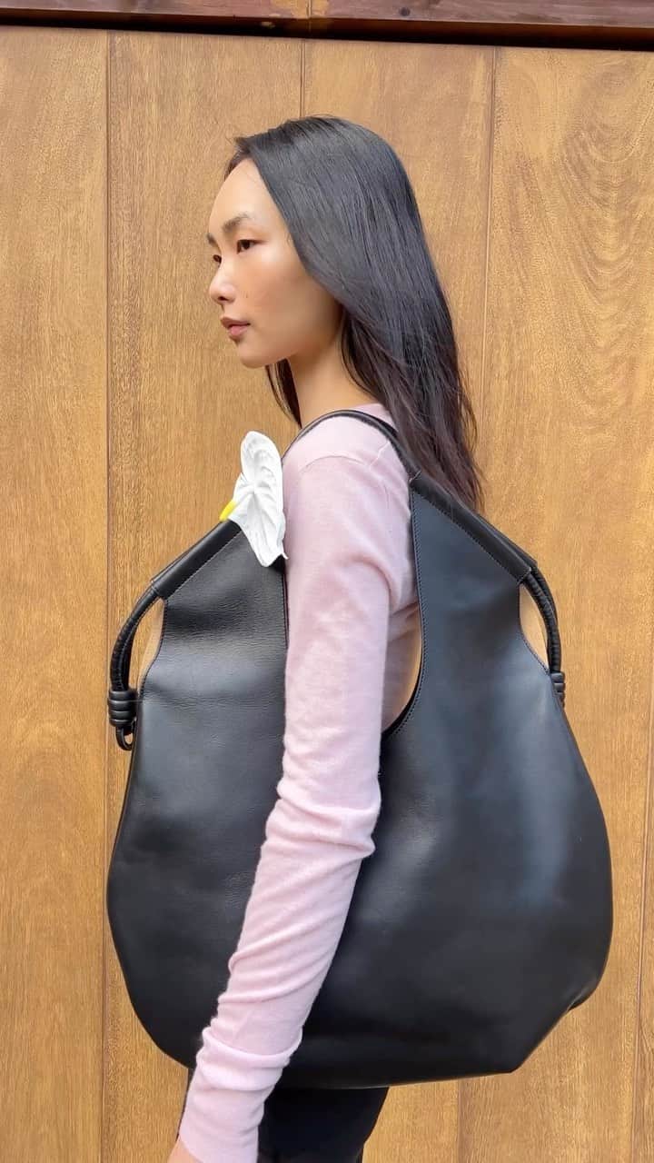 ネッタポルテのインスタグラム：「IT-BAG UPDATE: Tote daily essentials in style with @loewe’s ultra sleek ‘Paseo’ bag.」
