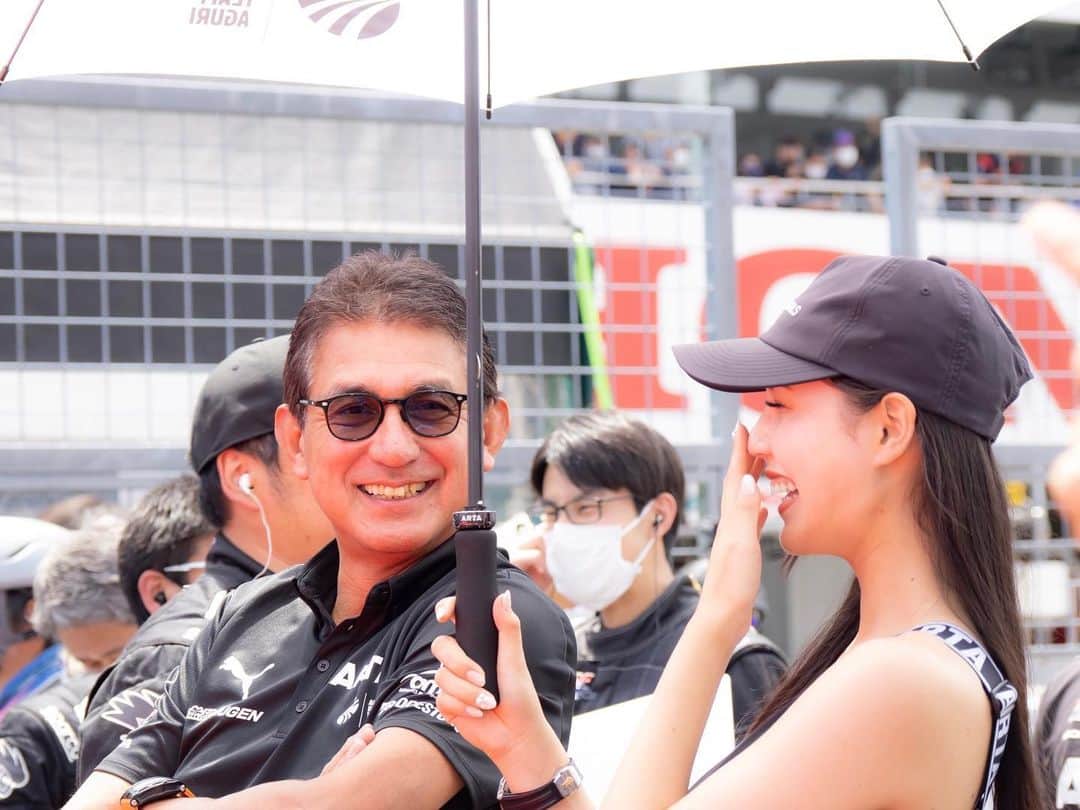 真木しおりさんのインスタグラム写真 - (真木しおりInstagram)「鈴木亜久里総監督と⛱️  いつも私たちを気遣って 前に立っておいで！沢山撮ってもらっておいで！と言ってくれます☺️  #ARTA#ARTAGALS#SUPERGT#AUTOBACS#オートバックス #HONDA#無限 #MUGEN #RQ #레이싱모델　#レースクイーン#racingmodel#supergt #スーパーGT#鈴木亜久里 監督#真木しおり」6月7日 19時10分 - maki_shiori_dayo