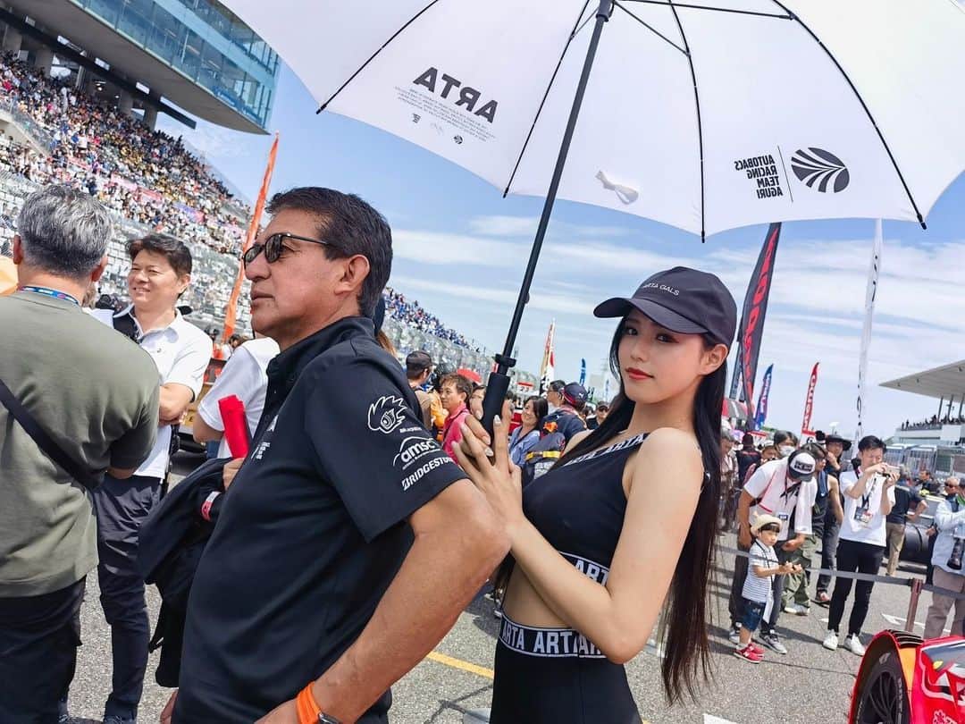 真木しおりさんのインスタグラム写真 - (真木しおりInstagram)「鈴木亜久里総監督と⛱️  いつも私たちを気遣って 前に立っておいで！沢山撮ってもらっておいで！と言ってくれます☺️  #ARTA#ARTAGALS#SUPERGT#AUTOBACS#オートバックス #HONDA#無限 #MUGEN #RQ #레이싱모델　#レースクイーン#racingmodel#supergt #スーパーGT#鈴木亜久里 監督#真木しおり」6月7日 19時10分 - maki_shiori_dayo
