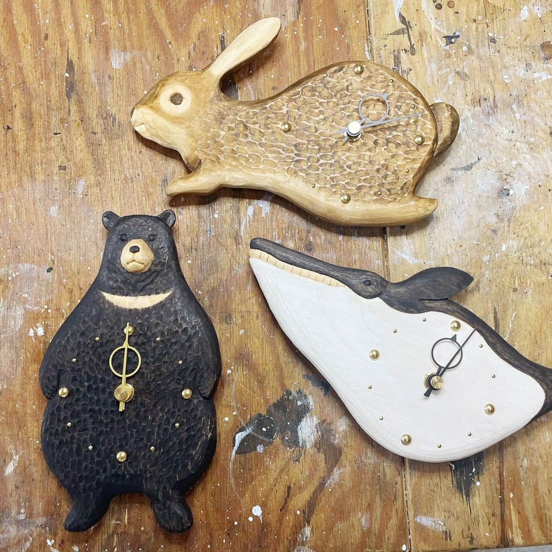 手紙社さんのインスタグラム写真 - (手紙社Instagram)「【KIYATA・苔むす木工・kitona「KIYATA一門展 vol.2」at 手紙舎 2nd STORY】 6月21日（水）〜7月2日（日）の期間に行う「KIYATA一門展 vol.2」。会期中の6月24日（土）、25日（日）、7月1日（土）、2日（日）には、KIYATA の現役スタッフと共に、木彫りの動物掛時計を作るワークショップを行います。大まかな形まで彫り上げてある動物時計をもとに、顔と毛並みなどの細部をKIYATAスタッフのアドバイスのもと彫刻刀で仕上げ、着色やオイル仕上げも行う本格的な木工体験。約3時間かけ、世界で一つの掛時計を制作してみませんか？  ＊ご予約は6月9日（金）12:00〜より先着順で受付いたします。詳しくはweb siteをご確認ください。  ＊展示初日の6月21日（水）のご来店は混雑緩和のため事前web抽選予約制となります。お申し込みは本日7日（水）23:59まで。こちらも詳しくはweb siteをご覧ください。  ▶︎詳しくは「@tegamisha」プロフィールのURLより、情報まとめページへ！  #手紙社 #手紙舎 #手紙舎2ndSTORY #tegamisha #KIYATA #苔むす木工 #kitona #KIYATA一門展 #木工 #木彫 #ワークショップ #時計」6月7日 19時11分 - tegamisha