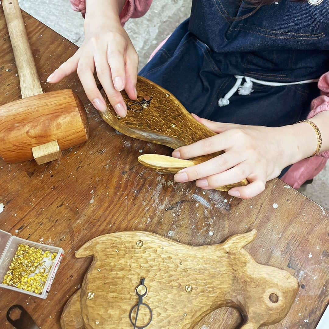 手紙社さんのインスタグラム写真 - (手紙社Instagram)「【KIYATA・苔むす木工・kitona「KIYATA一門展 vol.2」at 手紙舎 2nd STORY】 6月21日（水）〜7月2日（日）の期間に行う「KIYATA一門展 vol.2」。会期中の6月24日（土）、25日（日）、7月1日（土）、2日（日）には、KIYATA の現役スタッフと共に、木彫りの動物掛時計を作るワークショップを行います。大まかな形まで彫り上げてある動物時計をもとに、顔と毛並みなどの細部をKIYATAスタッフのアドバイスのもと彫刻刀で仕上げ、着色やオイル仕上げも行う本格的な木工体験。約3時間かけ、世界で一つの掛時計を制作してみませんか？  ＊ご予約は6月9日（金）12:00〜より先着順で受付いたします。詳しくはweb siteをご確認ください。  ＊展示初日の6月21日（水）のご来店は混雑緩和のため事前web抽選予約制となります。お申し込みは本日7日（水）23:59まで。こちらも詳しくはweb siteをご覧ください。  ▶︎詳しくは「@tegamisha」プロフィールのURLより、情報まとめページへ！  #手紙社 #手紙舎 #手紙舎2ndSTORY #tegamisha #KIYATA #苔むす木工 #kitona #KIYATA一門展 #木工 #木彫 #ワークショップ #時計」6月7日 19時11分 - tegamisha