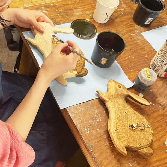 手紙社さんのインスタグラム写真 - (手紙社Instagram)「【KIYATA・苔むす木工・kitona「KIYATA一門展 vol.2」at 手紙舎 2nd STORY】 6月21日（水）〜7月2日（日）の期間に行う「KIYATA一門展 vol.2」。会期中の6月24日（土）、25日（日）、7月1日（土）、2日（日）には、KIYATA の現役スタッフと共に、木彫りの動物掛時計を作るワークショップを行います。大まかな形まで彫り上げてある動物時計をもとに、顔と毛並みなどの細部をKIYATAスタッフのアドバイスのもと彫刻刀で仕上げ、着色やオイル仕上げも行う本格的な木工体験。約3時間かけ、世界で一つの掛時計を制作してみませんか？  ＊ご予約は6月9日（金）12:00〜より先着順で受付いたします。詳しくはweb siteをご確認ください。  ＊展示初日の6月21日（水）のご来店は混雑緩和のため事前web抽選予約制となります。お申し込みは本日7日（水）23:59まで。こちらも詳しくはweb siteをご覧ください。  ▶︎詳しくは「@tegamisha」プロフィールのURLより、情報まとめページへ！  #手紙社 #手紙舎 #手紙舎2ndSTORY #tegamisha #KIYATA #苔むす木工 #kitona #KIYATA一門展 #木工 #木彫 #ワークショップ #時計」6月7日 19時11分 - tegamisha