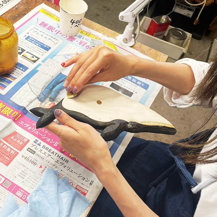 手紙社さんのインスタグラム写真 - (手紙社Instagram)「【KIYATA・苔むす木工・kitona「KIYATA一門展 vol.2」at 手紙舎 2nd STORY】 6月21日（水）〜7月2日（日）の期間に行う「KIYATA一門展 vol.2」。会期中の6月24日（土）、25日（日）、7月1日（土）、2日（日）には、KIYATA の現役スタッフと共に、木彫りの動物掛時計を作るワークショップを行います。大まかな形まで彫り上げてある動物時計をもとに、顔と毛並みなどの細部をKIYATAスタッフのアドバイスのもと彫刻刀で仕上げ、着色やオイル仕上げも行う本格的な木工体験。約3時間かけ、世界で一つの掛時計を制作してみませんか？  ＊ご予約は6月9日（金）12:00〜より先着順で受付いたします。詳しくはweb siteをご確認ください。  ＊展示初日の6月21日（水）のご来店は混雑緩和のため事前web抽選予約制となります。お申し込みは本日7日（水）23:59まで。こちらも詳しくはweb siteをご覧ください。  ▶︎詳しくは「@tegamisha」プロフィールのURLより、情報まとめページへ！  #手紙社 #手紙舎 #手紙舎2ndSTORY #tegamisha #KIYATA #苔むす木工 #kitona #KIYATA一門展 #木工 #木彫 #ワークショップ #時計」6月7日 19時11分 - tegamisha