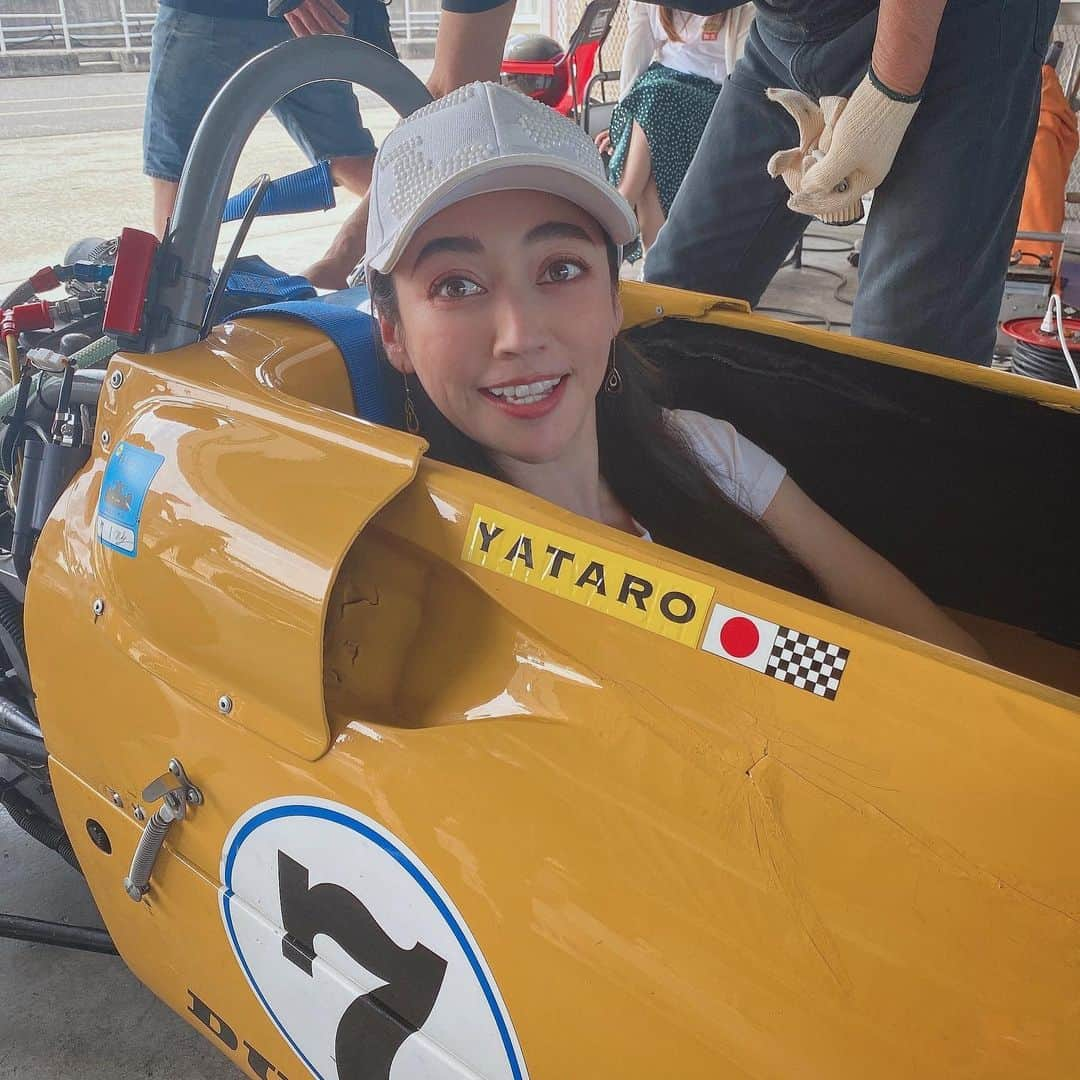 塚本奈々美のインスタグラム：「🇯🇵子供のような私（笑） ハヤシレーシング @hayashi_racing_official の FL500に乗り込ませていただきました。  初代チャンピオンはあの中嶋悟さんです✨  ハヤシレーシングの林さんとご一緒させていただきました。 ハヤシレーシングのマシン（写真とは別）にはなんと脇阪パパ（脇阪 寿一さんのお父様）がドライバーでした✨  この顔ぶれの凄さ、皆さんわかりますか？😆  🇺🇸 I am honored to be surrounded by the legends who supported the Japanese racing world. ・ ・ ・ ・ ・ #ハヤシレーシング #fl500  @hayashi_racing_official」