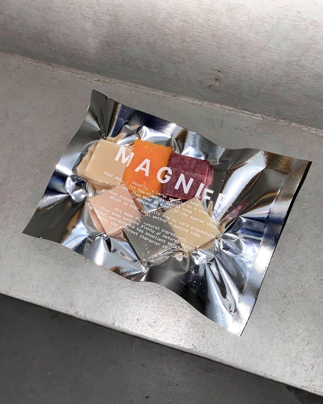 lute / ルーテさんのインスタグラム写真 - (lute / ルーテInstagram)「“Soundsoap by MAGNIFF”が表参道Wall & Wallで開催される。  MAGNIFF (@magniff.jp) は自然原料と伝統製法をリスペクトしながら、現代的に再解釈したプロダクトを展開するジェンダーレスなスキン&ボディケアブランド。同ブランドが6月10日(土)に表参道Wall＆Wall (@wallandwalltokyo) にて開催する音楽イベント”Soundsoap”は、ブランドの世界観をプロダクトとは異なるかたちで表現する初のイベントとなる。  ライブパフォーマンスはMaika Loubté (@maika_loubte) jan and naomi (@janandnaomi ) NTsKi (@ntski) の3組のほか、VJとして玉名ラーメンのHana Watanabe (@hanargram) が参加予定。  当日は会場にてMAGNIFF限定ノベルティを来場者限定に配布予定。石けん工場で、高品質でありながら「形が不ぞろい」という理由で日々廃棄される石けんをリユースしたノベルティや、再生コットンを利用したトートバッグ等、ブランドのキーアイテムを取り入れながらサステイナブルをテーマにしたノベルティとなっている。  【イベント概要】 ■出演：Maika Loubté, jan and naomi, NTsKi, Hana Watanabe（玉名ラーメン）, Bungo (@bun5_njr) , NAGI  ■日時：2023年6月10日（土） Open 16:30 Start 17:00 Close 20:40  ■会場：Wall＆Wall 〒107-0062 東京都港区南青山3-18-19 Festae表参道ビル B1F  ■チケット情報 販売ページ：https://magniff.zaiko.io/e/soundsoap0610 価格：¥4,000 (+1drink)」6月7日 19時11分 - lutemedia