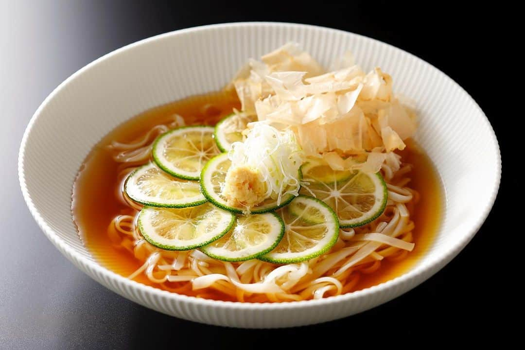 ホテル ニューオータニさんのインスタグラム写真 - (ホテル ニューオータニInstagram)「【During these hot and humid days enjoy a Refreshing "Kabosu Udon!/蒸し暑い日に！爽やか『カボスうどん』】  NAKAJIMA Noodle Shop Cold aromatic kabosu udon  麺処NAKAJIMA 『冷製香りカボスうどん』  The "Chilled Aromatic Kabosu Udon", perfect for early summer, is available now and only during the summer season. It features the refreshing aroma of seedless kabosu produced in Oita Prefecture and a broth carefully created by Executive Chef Shinsuke Nakajima.  This chilled Inaniwa Udon is served in an elegant broth created with the finest tuna, Kyoto's soft natural water & blended with the tartness of kabosu (kabosu is rich in vitamins). Traditional soba (buckwheat noodles) are also available.  Please enjoy this cool and refreshing dish.  大分県産種なしカボスの爽やかな香りとともに、総料理長の中島眞介がこだわり抜いた出汁を味わう、初夏にぴったりの『冷製香りカボスうどん』を夏季限定で登場中。  最高級のまぐろ節と京都の柔らかな天然水でとった上品な出汁に、ビタミンたっぷりのカボスの酸味を効かせた冷製稲庭うどんです。そばもお選びいただけます。  涼感あふれる逸品をお愉しみください。  For reservations and more information, please check the "NAKAJIMA Noodle House" page in the "Restaurants" tab of the official hotel website at the URL in @hotelnewotanitokyo's profile.  ◇ご予約・詳細は @hotelnewotanitokyo プロフィールのURLより、ホテル公式ウェブサイト「レストラン」タブ内「麺処NAKAJIMA」ページをチェック🔍  Period Monday, May 1, 2023 - Late September  Hours  11:30 - 14:00, 17:00 - 19:30  Prices Single dish ¥2,600  Lunch set (with appetizer and sweets) ¥3,600  Dinner set (with appetizer, hot dish and sweets) ¥6,000 Service charge is not included.  【期間】 2023年5月1日（月）～9月下旬  【時間】 11:30～14:00、17:00～19:30  【料金】 単品 ¥2,600 ランチセット（前菜・スイーツ付）¥3,600 ディナーセット（前菜・温物・スイーツ付）¥6,000 ※サービス料別  #和食 #日本食 #日本料理 #うどん　　#そば #japanese #japanesefood #udon #夏 #かぼす #japanesenoodle  #ホテルニューオータニ #ニューオータニ  #ホテル #東京ホテル #ホテルステイ  #tokyo #japan #tokyotrip  #tokyotravel #tokyohotel  #hotelnewotani #newotani #東京グルメ  #グルメ #グルメ好きな人と繋がりたい #グルメ女子 #グルメスタグラム  #tokyogroumet #tokyo #japan」6月7日 19時16分 - hotelnewotanitokyo