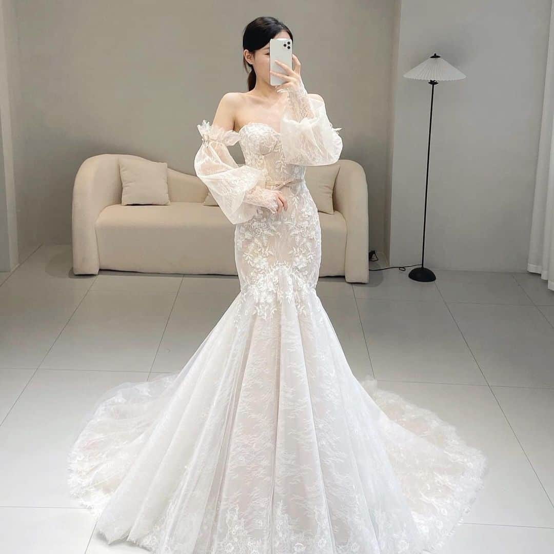 Choole 業界初、オンライン結婚式準備サービスさんのインスタグラム写真 - (Choole 業界初、オンライン結婚式準備サービスInstagram)「【#韓国ドレス】 #ウエディングドレス #ドレス試着 - - - - -  こんばんは！トキハナ編集部です✨  今回は誰もが憧れる✨韓国ドレス6選をご紹介します💠💖 - - - - -  Photo by @lacouleur.party  - - - - -  ——————————————————  ⚜️トキハナInstagramとは？  ・結婚式準備に役立つ情報を毎日投稿♡  ・まだ結婚式場が決まっていない花嫁さまへ🌸  ドレス試着・パーソナルカラー診断イベント 定期開催中👗🌈  ・お見逃しのないよう @tokihana_weddingからフォローください✨   ⚜️トキハナって？  LINEで式場探し使いやすさNo.1✨ 『結婚式場見学予約サイト👰🏻‍♀️』   🕊トキハナの特徴🕊  ・持ち込みOKの式場掲載数No.1(自社調べ)👑  ・即決不要で、最大割引が貰える💰  ・自分たちの費用が見学前にわかるから安心💛 ・LINEでいつでも元プランナーに相談できる💡 ・カンタン診断で好みの式場が見つけられる💖  ・ドレス最大50%オフクーポンもget👗  登録はID検索orQRコードから▼  ID:@608xvfyd ——————————————————   #ウエディングドレス #カラードレス #ドレス #ドレス試着 #ドレス迷子 #ドレス探し  #結婚式 #結婚式準備 #プレ花嫁 #卒花嫁 #トキハナ」6月7日 19時27分 - tokihana_wedding