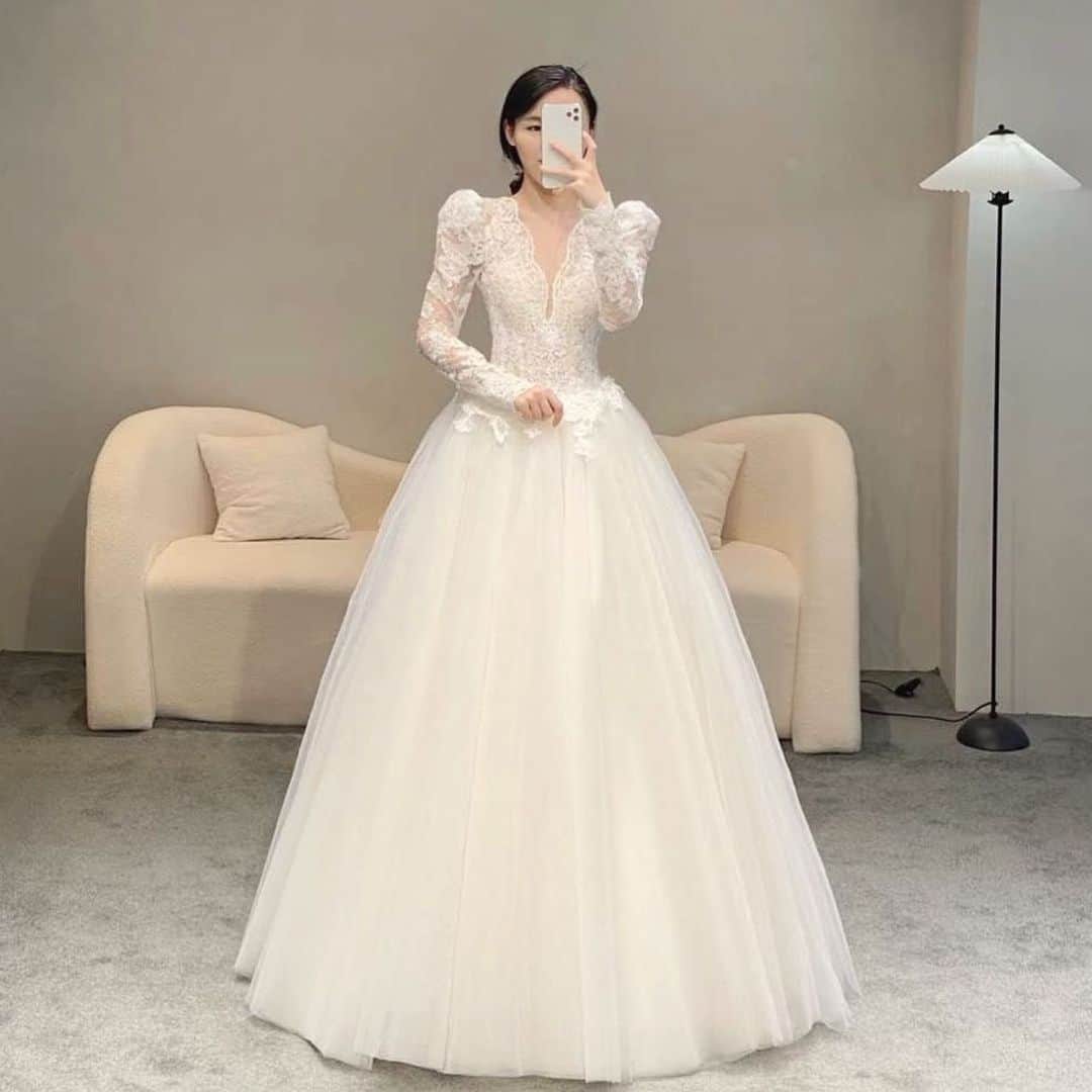 Choole 業界初、オンライン結婚式準備サービスさんのインスタグラム写真 - (Choole 業界初、オンライン結婚式準備サービスInstagram)「【#韓国ドレス】 #ウエディングドレス #ドレス試着 - - - - -  こんばんは！トキハナ編集部です✨  今回は誰もが憧れる✨韓国ドレス6選をご紹介します💠💖 - - - - -  Photo by @lacouleur.party  - - - - -  ——————————————————  ⚜️トキハナInstagramとは？  ・結婚式準備に役立つ情報を毎日投稿♡  ・まだ結婚式場が決まっていない花嫁さまへ🌸  ドレス試着・パーソナルカラー診断イベント 定期開催中👗🌈  ・お見逃しのないよう @tokihana_weddingからフォローください✨   ⚜️トキハナって？  LINEで式場探し使いやすさNo.1✨ 『結婚式場見学予約サイト👰🏻‍♀️』   🕊トキハナの特徴🕊  ・持ち込みOKの式場掲載数No.1(自社調べ)👑  ・即決不要で、最大割引が貰える💰  ・自分たちの費用が見学前にわかるから安心💛 ・LINEでいつでも元プランナーに相談できる💡 ・カンタン診断で好みの式場が見つけられる💖  ・ドレス最大50%オフクーポンもget👗  登録はID検索orQRコードから▼  ID:@608xvfyd ——————————————————   #ウエディングドレス #カラードレス #ドレス #ドレス試着 #ドレス迷子 #ドレス探し  #結婚式 #結婚式準備 #プレ花嫁 #卒花嫁 #トキハナ」6月7日 19時27分 - tokihana_wedding