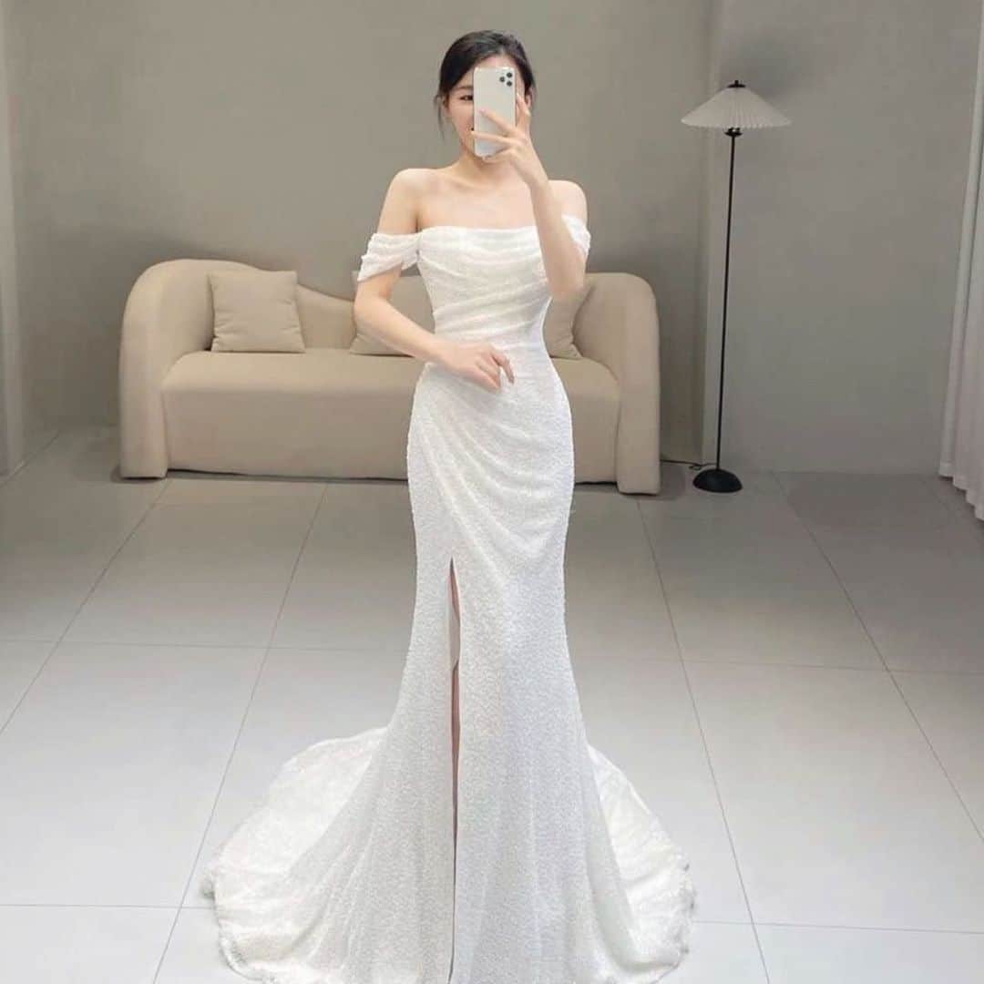 Choole 業界初、オンライン結婚式準備サービスさんのインスタグラム写真 - (Choole 業界初、オンライン結婚式準備サービスInstagram)「【#韓国ドレス】 #ウエディングドレス #ドレス試着 - - - - -  こんばんは！トキハナ編集部です✨  今回は誰もが憧れる✨韓国ドレス6選をご紹介します💠💖 - - - - -  Photo by @lacouleur.party  - - - - -  ——————————————————  ⚜️トキハナInstagramとは？  ・結婚式準備に役立つ情報を毎日投稿♡  ・まだ結婚式場が決まっていない花嫁さまへ🌸  ドレス試着・パーソナルカラー診断イベント 定期開催中👗🌈  ・お見逃しのないよう @tokihana_weddingからフォローください✨   ⚜️トキハナって？  LINEで式場探し使いやすさNo.1✨ 『結婚式場見学予約サイト👰🏻‍♀️』   🕊トキハナの特徴🕊  ・持ち込みOKの式場掲載数No.1(自社調べ)👑  ・即決不要で、最大割引が貰える💰  ・自分たちの費用が見学前にわかるから安心💛 ・LINEでいつでも元プランナーに相談できる💡 ・カンタン診断で好みの式場が見つけられる💖  ・ドレス最大50%オフクーポンもget👗  登録はID検索orQRコードから▼  ID:@608xvfyd ——————————————————   #ウエディングドレス #カラードレス #ドレス #ドレス試着 #ドレス迷子 #ドレス探し  #結婚式 #結婚式準備 #プレ花嫁 #卒花嫁 #トキハナ」6月7日 19時27分 - tokihana_wedding