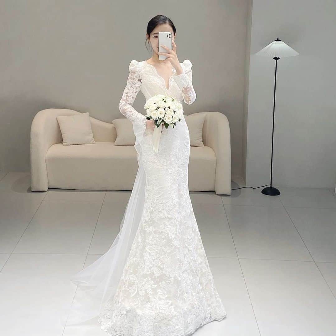 Choole 業界初、オンライン結婚式準備サービスさんのインスタグラム写真 - (Choole 業界初、オンライン結婚式準備サービスInstagram)「【#韓国ドレス】 #ウエディングドレス #ドレス試着 - - - - -  こんばんは！トキハナ編集部です✨  今回は誰もが憧れる✨韓国ドレス6選をご紹介します💠💖 - - - - -  Photo by @lacouleur.party  - - - - -  ——————————————————  ⚜️トキハナInstagramとは？  ・結婚式準備に役立つ情報を毎日投稿♡  ・まだ結婚式場が決まっていない花嫁さまへ🌸  ドレス試着・パーソナルカラー診断イベント 定期開催中👗🌈  ・お見逃しのないよう @tokihana_weddingからフォローください✨   ⚜️トキハナって？  LINEで式場探し使いやすさNo.1✨ 『結婚式場見学予約サイト👰🏻‍♀️』   🕊トキハナの特徴🕊  ・持ち込みOKの式場掲載数No.1(自社調べ)👑  ・即決不要で、最大割引が貰える💰  ・自分たちの費用が見学前にわかるから安心💛 ・LINEでいつでも元プランナーに相談できる💡 ・カンタン診断で好みの式場が見つけられる💖  ・ドレス最大50%オフクーポンもget👗  登録はID検索orQRコードから▼  ID:@608xvfyd ——————————————————   #ウエディングドレス #カラードレス #ドレス #ドレス試着 #ドレス迷子 #ドレス探し  #結婚式 #結婚式準備 #プレ花嫁 #卒花嫁 #トキハナ」6月7日 19時27分 - tokihana_wedding