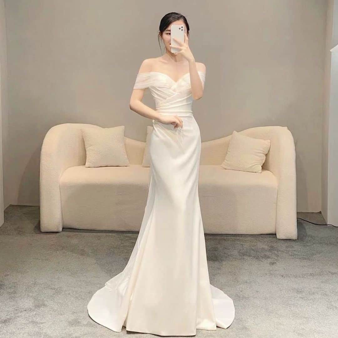 Choole 業界初、オンライン結婚式準備サービスさんのインスタグラム写真 - (Choole 業界初、オンライン結婚式準備サービスInstagram)「【#韓国ドレス】 #ウエディングドレス #ドレス試着 - - - - -  こんばんは！トキハナ編集部です✨  今回は誰もが憧れる✨韓国ドレス6選をご紹介します💠💖 - - - - -  Photo by @lacouleur.party  - - - - -  ——————————————————  ⚜️トキハナInstagramとは？  ・結婚式準備に役立つ情報を毎日投稿♡  ・まだ結婚式場が決まっていない花嫁さまへ🌸  ドレス試着・パーソナルカラー診断イベント 定期開催中👗🌈  ・お見逃しのないよう @tokihana_weddingからフォローください✨   ⚜️トキハナって？  LINEで式場探し使いやすさNo.1✨ 『結婚式場見学予約サイト👰🏻‍♀️』   🕊トキハナの特徴🕊  ・持ち込みOKの式場掲載数No.1(自社調べ)👑  ・即決不要で、最大割引が貰える💰  ・自分たちの費用が見学前にわかるから安心💛 ・LINEでいつでも元プランナーに相談できる💡 ・カンタン診断で好みの式場が見つけられる💖  ・ドレス最大50%オフクーポンもget👗  登録はID検索orQRコードから▼  ID:@608xvfyd ——————————————————   #ウエディングドレス #カラードレス #ドレス #ドレス試着 #ドレス迷子 #ドレス探し  #結婚式 #結婚式準備 #プレ花嫁 #卒花嫁 #トキハナ」6月7日 19時27分 - tokihana_wedding