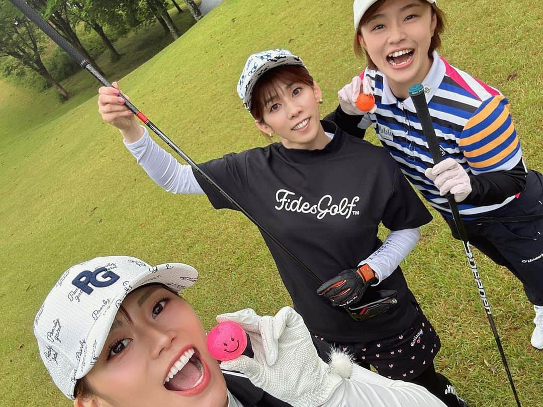 吉田沙保里さんのインスタグラム写真 - (吉田沙保里Instagram)「今日は5時起きで、 ゴルフ初コースの2人と共に ゴルフコースを回ってきました⛳️🏌️‍♀️♡  せっかち3人組なので 手際が良く、スムーズに 楽しく回れました😆♥️  雨予報でしたが天候にも恵まれ 最高な1日に…🩵 私、晴れ女でーす🙋‍♀️  これから梅雨の季節が始まりますが、 天気のいい日は皆さんも 太陽を浴びて下さいね☀️  また、すぐにでも行こー😆✨  #ゴルフ #初コースの2人 #あゆちゃん #えり #最高に楽しかった」6月7日 19時26分 - saori___yoshida
