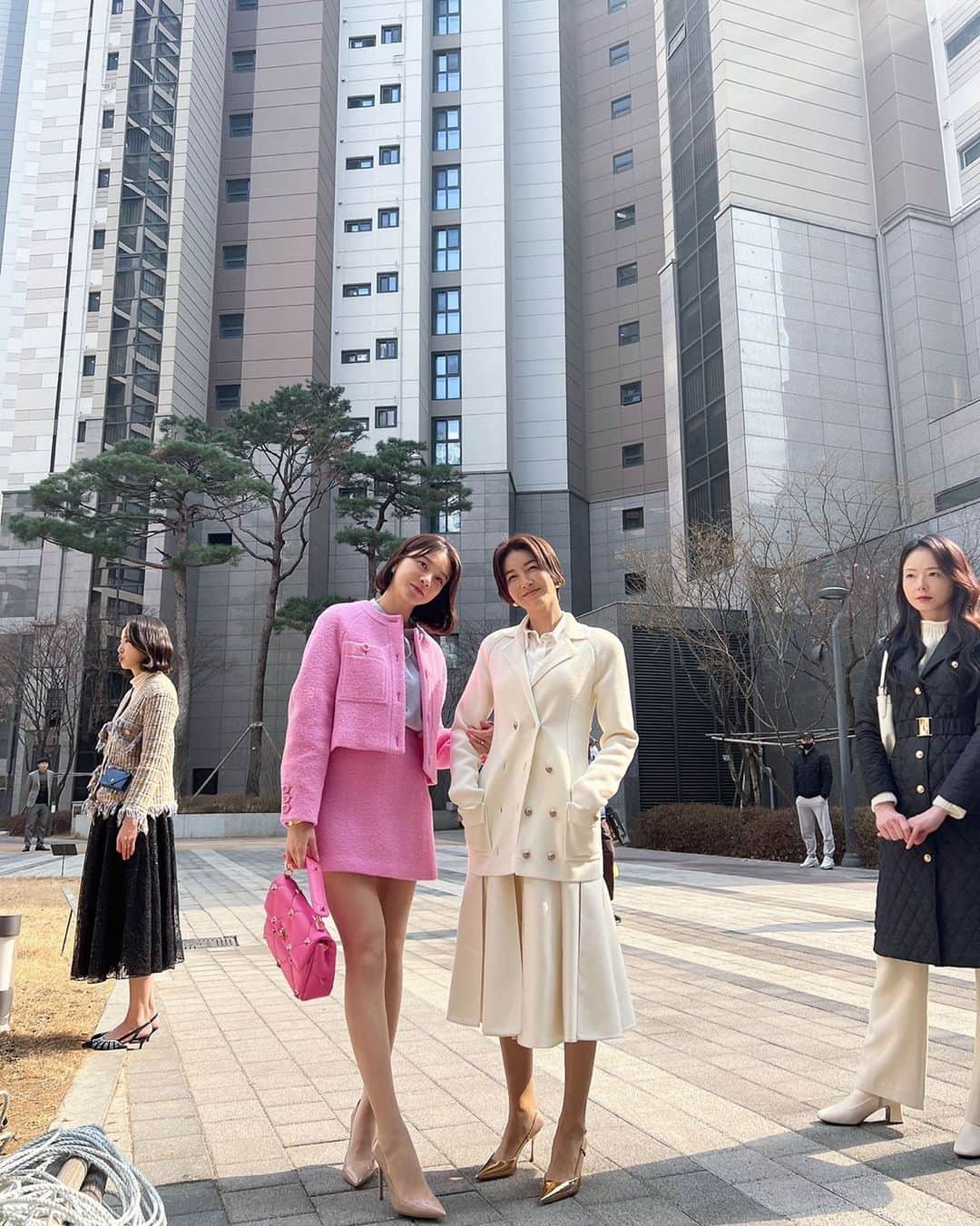 チン・ソヨンのインスタグラム：「구도가 뭔가 설치같다 🕺🏻🕺🏻🕺🏻🕺🏻」