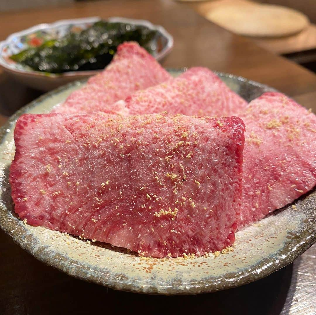 東京肉レポートのインスタグラム：「“Pome”, one of the difficult-to-reserve yakiniku restaurants in Osaka, changes its name to “Jiru” and opens till late at night only on Fridays and Saturdays !  大阪で大人気の｢ぽめ｣が、金曜日と土曜日の深夜だけ形を少し変えて、深夜焼肉｢じる｣として営業しています！アラカルトメインでリーズナブルに美味しいホルモンが食べられて嬉しい！〆ラーメンじゃなく〆焼肉@じるで決まりです！  価格帯：5,000〜7,000円 オススメメニュー：タン、ハラミ  #じる #ぽめ #深夜焼肉じる #心斎橋 #心斎橋グルメ #大阪 #大阪グルメ #焼肉 #タン塩 #肉 #和牛 #牛 #グルメ #東京肉レポート #肉レポ #jiru #pomeranianpuppy #shinsaibashi #osaka  #yakiniku #wagyu #beef #instafood #food #foodie #barbecue #bbq #tokyo #tokyo_wagyu_report」