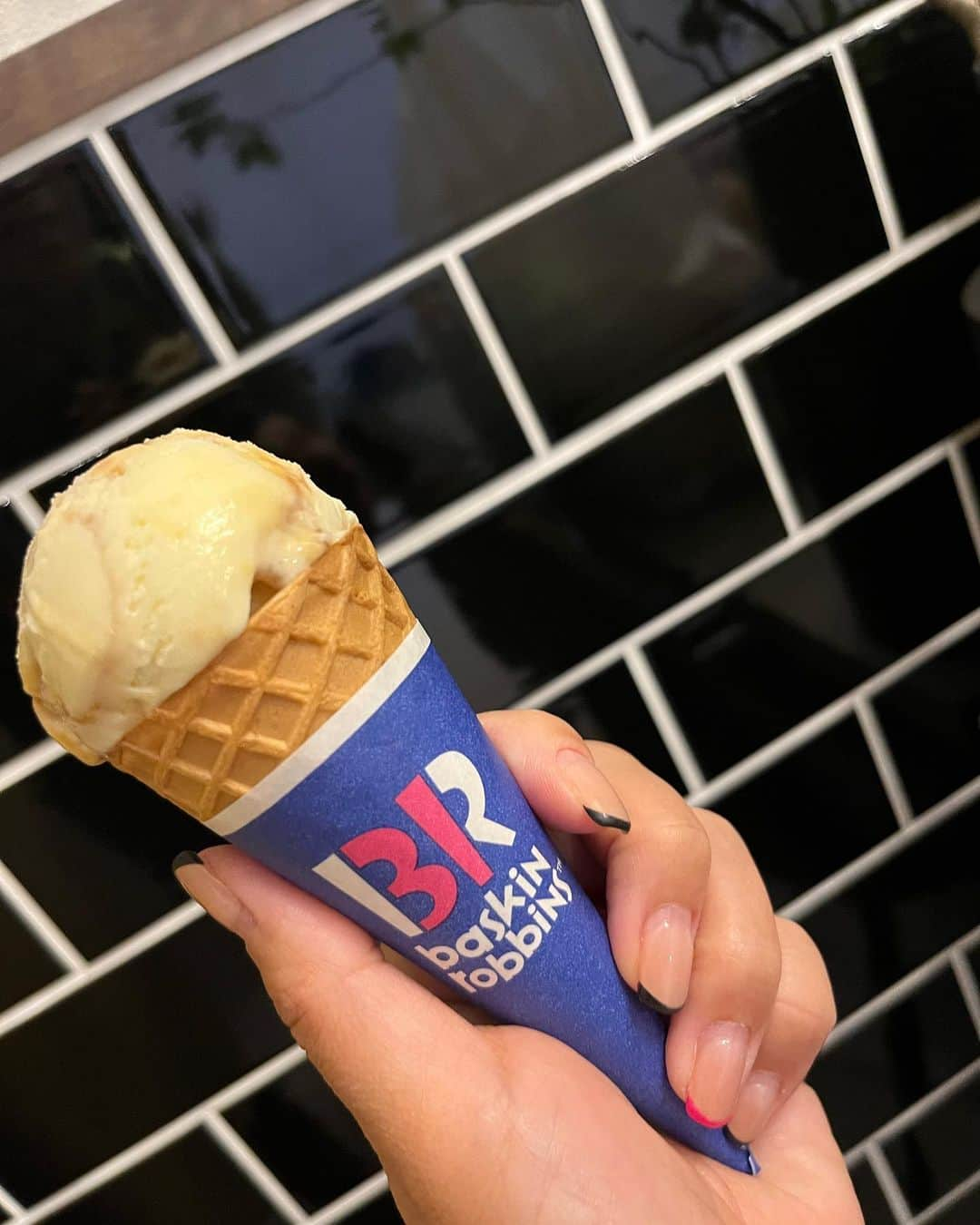 NANAさんのインスタグラム写真 - (NANAInstagram)「元サーティワン🍦バイターのせなが今数量限定でスクープとアイスがセットで売ってるから買おうよ！との事で早速ゲットしてせなにアイス作ってもらった‪🍦‬♡  やっぱりキャラメルリボン大好き😋  これでまたパフェ🍨作ろうねって😁  小さな幸せや(*˘︶˘*).｡.:*♡  ひなせはラブポーションサーティワンが大好き😆  せなサーティワンのバイトしてる時ユニフォームめっちゃ似合ってた🤣  #lifestyle#娘#サーティワン#サーティワンアイスクリーム#バイトしてたね#親バカ#バカ親にはなりたくない#親バカではありたい#バイトは社会勉強#コンビニのクジで#nctのドヨンを当てたらしい」6月7日 19時23分 - nana1977hs