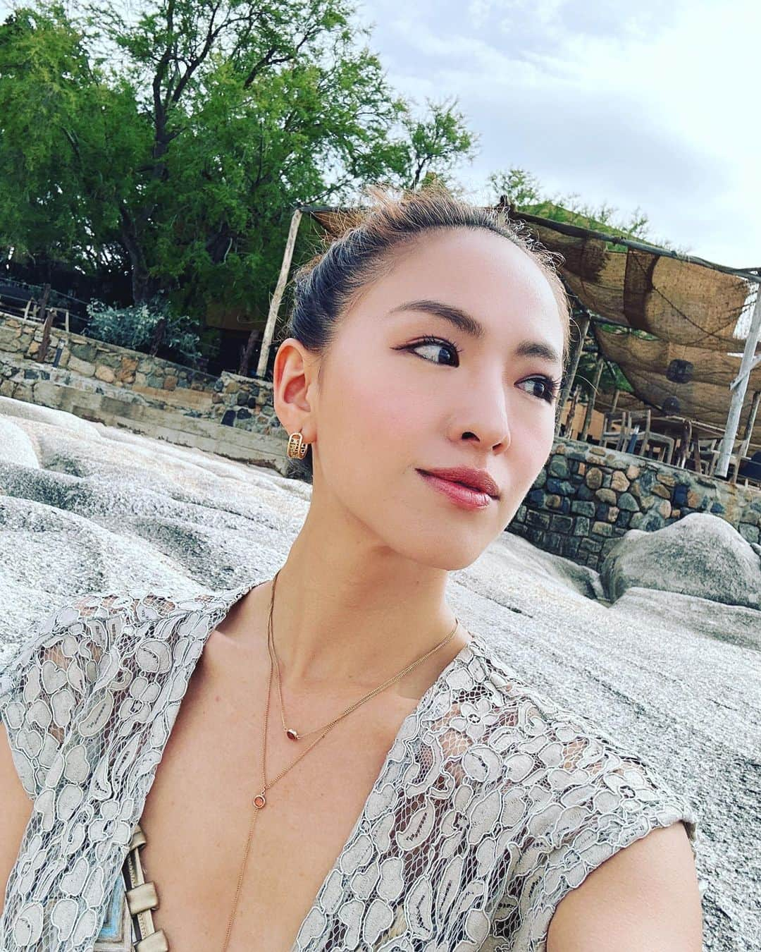 西内ひろさんのインスタグラム写真 - (西内ひろInstagram)「みんなに"いつも健康だよね。"  と言われるのですが、それは自分の身体の調子を分かっていて、こうしたら風邪ひくとか、無理したらどうなる、って言うのが 今までの経験でわかっているから、そうなる前に気使っているからかな。  一番の対策は"寝る"です。笑  いつもだいたい7時起きが毎日のルーティーンなんですが、  昨日は一日中撮影だったので、 今日は久しぶりに10時まで寝ちゃいました🥹寝過ぎw  疲れが溜まった時は、栄養あるものを食べて寝れるだけ寝る。  コロナにもまだ一度もかかっていないし、熱も５年に１度くらい🙏  無理はしないタイプ。 健康一番✌️  来週からもまた怒涛のスケジュールになりそうなので  今週、寝れる時はしっかり寝る。笑 バランス整えています！！😆  だから、元気😚 とても、シンプル。  #健康の秘訣 #健康体」6月7日 19時25分 - 0214hiro