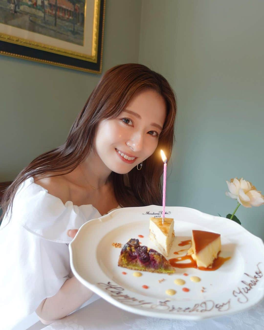 黒坂優香子さんのインスタグラム写真 - (黒坂優香子Instagram)「🎂🫧  昨日、6月6日。  今年も無事にお誕生日を迎えました♡  私が今こうしていられるのも、 いつもそばに居てくれる、支えてくれる、応援してくれる、見守ってくれる みんなのおかげです。 本当にありがとう。  お祝いのメッセージもたくさんありがとう。すごく嬉しかったなぁ…🥲 本当にみんな優しくて、周りの人達に恵まれている…!!  私の性格的に、仕事をする上で自分に対して完璧を求めてしまうし、 石橋を叩いて叩いて渡らないような慎重すぎな所があるので(←)、 今年はあまり考え込み過ぎずに、行動していけたらいいなぁ✨  去年、「頑張り過ぎないことをがんばる」って目標を立てていたんだけど、肩の力を抜くのって意外と難しい…🤣  今年こそ!!深呼吸して、何も考えない時間も大切に🌿🫧  そして、みんなへの愛と感謝をちゃんとお返し出来るように。  強く優しくしなやかに。 愛と思いやりの気持ちをいつも絶やさずに。 毎日を大切に過ごしていきたいです♡  みんなが伝えてくれる「大好き」の言葉にとっても支えられています♡  だから私も、言葉にしてたくさん伝えていきたい！  みんな、大好き！！ いつもありがとう♡ そして、これからもずっとよろしくね♡  2023.6.6  黒坂優香子🦋  #mybirthday #2023」6月7日 19時35分 - yukakokurosaka0606