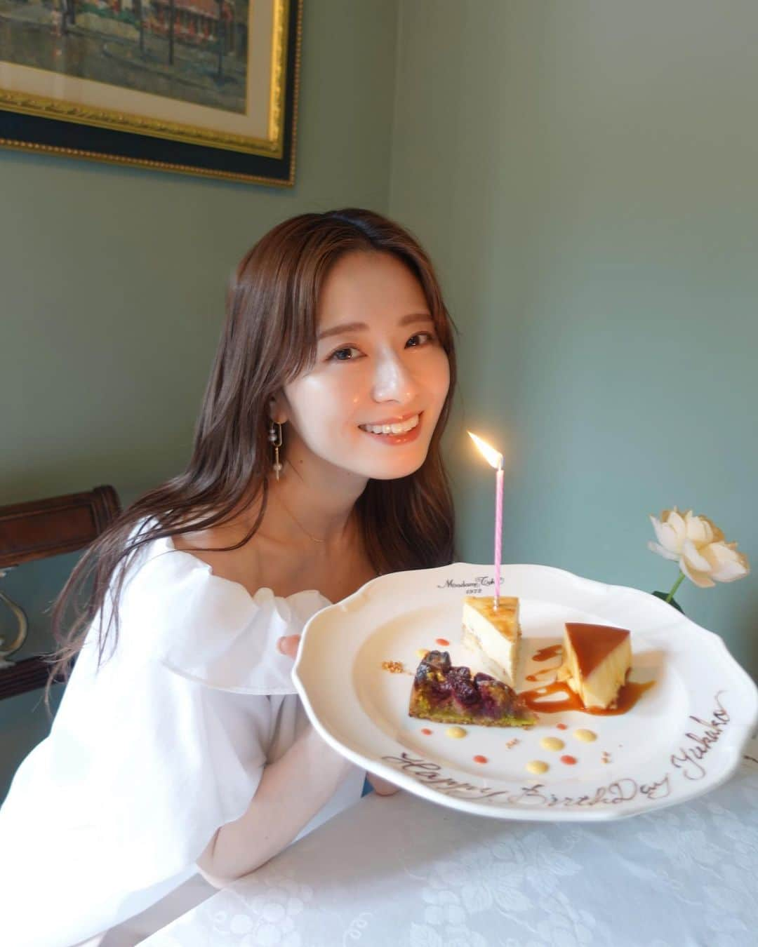 黒坂優香子さんのインスタグラム写真 - (黒坂優香子Instagram)「🎂🫧  昨日、6月6日。  今年も無事にお誕生日を迎えました♡  私が今こうしていられるのも、 いつもそばに居てくれる、支えてくれる、応援してくれる、見守ってくれる みんなのおかげです。 本当にありがとう。  お祝いのメッセージもたくさんありがとう。すごく嬉しかったなぁ…🥲 本当にみんな優しくて、周りの人達に恵まれている…!!  私の性格的に、仕事をする上で自分に対して完璧を求めてしまうし、 石橋を叩いて叩いて渡らないような慎重すぎな所があるので(←)、 今年はあまり考え込み過ぎずに、行動していけたらいいなぁ✨  去年、「頑張り過ぎないことをがんばる」って目標を立てていたんだけど、肩の力を抜くのって意外と難しい…🤣  今年こそ!!深呼吸して、何も考えない時間も大切に🌿🫧  そして、みんなへの愛と感謝をちゃんとお返し出来るように。  強く優しくしなやかに。 愛と思いやりの気持ちをいつも絶やさずに。 毎日を大切に過ごしていきたいです♡  みんなが伝えてくれる「大好き」の言葉にとっても支えられています♡  だから私も、言葉にしてたくさん伝えていきたい！  みんな、大好き！！ いつもありがとう♡ そして、これからもずっとよろしくね♡  2023.6.6  黒坂優香子🦋  #mybirthday #2023」6月7日 19時35分 - yukakokurosaka0606